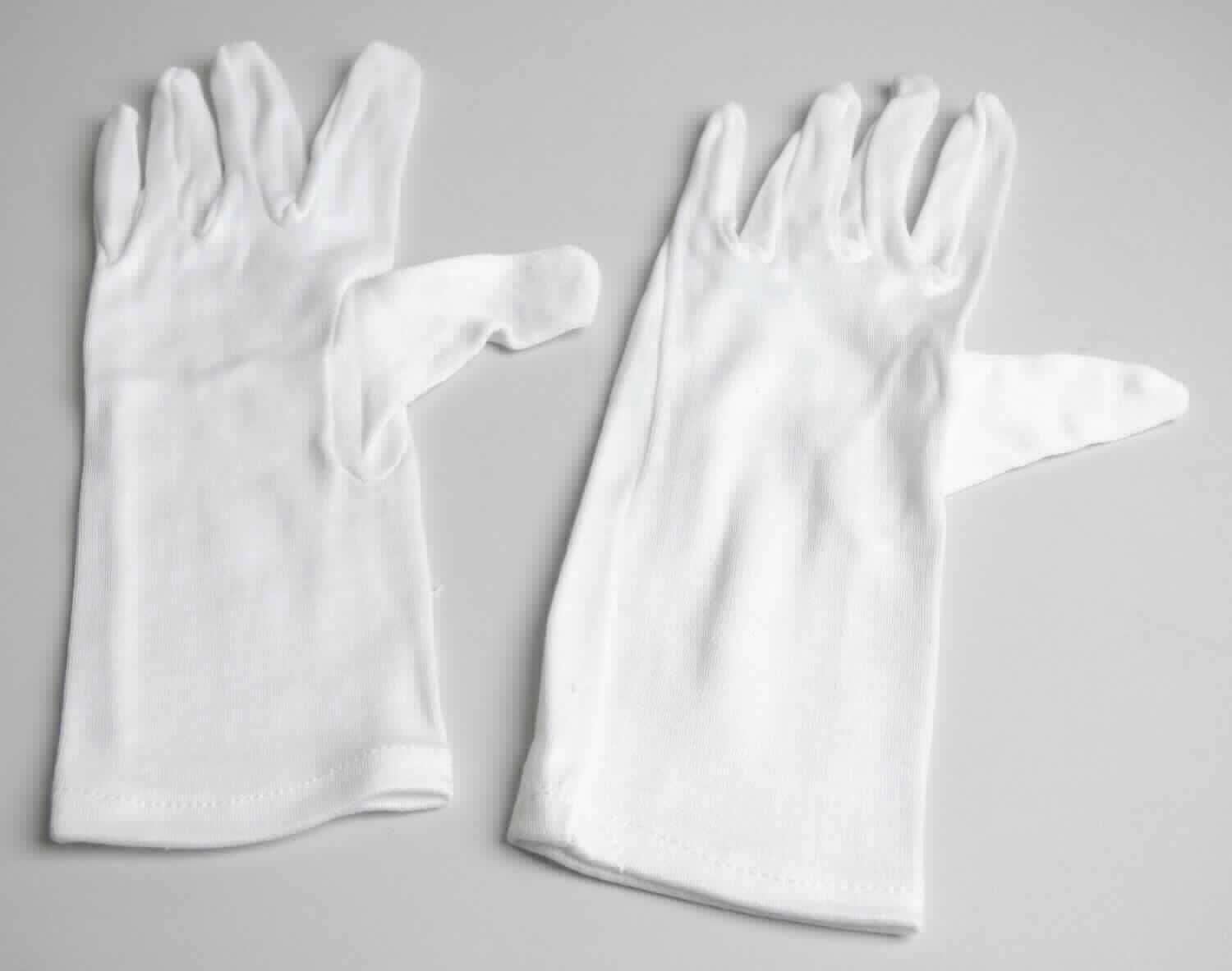 Fingerhandschuhe, sog. Baumwoll-Handschuhe BLANC, in Erwachsenengröße, Foto siehe Anlage,
- in einem Polybeutel verpackt,
- als Fünffingerhandschuhe gearbeitet,
- aus ca. 0,7 mm dicken, einfarbigen Gewirken aus laut Antrag 60 % Baumwolle und 40 % Polyester (synthetische 
  Chemiefasern),
- am unteren Rand durch Umschlagen und Festnähen gesäumt.

"Fingerhandschuhe, aus Gewirken, andere als in der Unterposition 6116 10 genannte, aus Baumwolle"