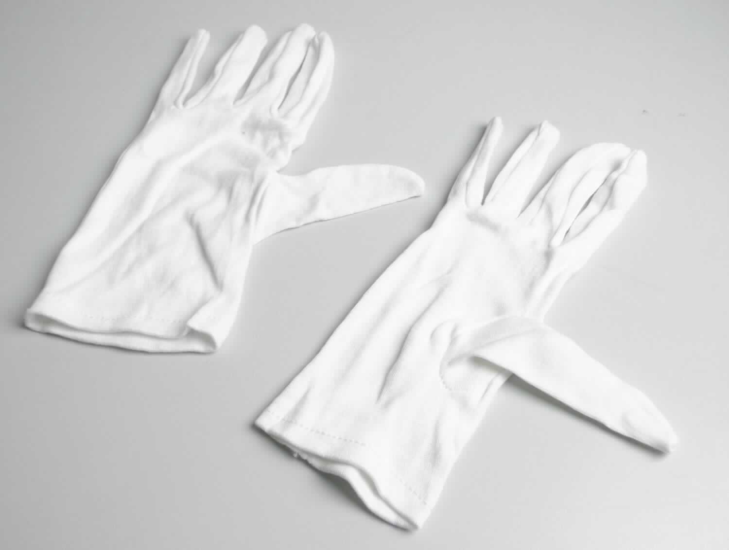 Fingerhandschuhe, sog. Baumwoll-Handschuhe BLANC, in Erwachsenengröße, Foto siehe Anlage,
- in einem Polybeutel verpackt,
- als Fünffingerhandschuhe gearbeitet,
- aus ca. 0,7 mm dicken, einfarbigen Gewirken aus laut Antrag 60 % Baumwolle und 40 % Polyester (synthetische 
  Chemiefasern),
- am unteren Rand durch Umschlagen und Festnähen gesäumt.

"Fingerhandschuhe, aus Gewirken, andere als in der Unterposition 6116 10 genannte, aus Baumwolle"