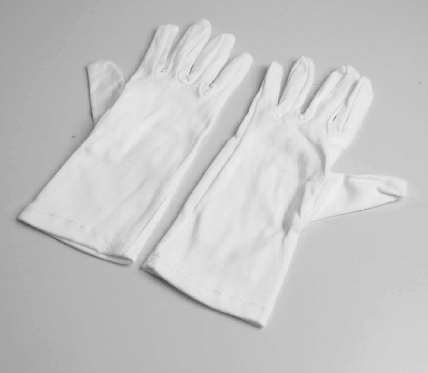 Fingerhandschuhe, sog. Baumwoll-Handschuhe BLANC, in Erwachsenengröße, Foto siehe Anlage,
- in einem Polybeutel verpackt,
- als Fünffingerhandschuhe gearbeitet,
- aus ca. 0,7 mm dicken, einfarbigen Gewirken aus laut Antrag 60 % Baumwolle und 40 % Polyester (synthetische 
  Chemiefasern),
- am unteren Rand durch Umschlagen und Festnähen gesäumt.

"Fingerhandschuhe, aus Gewirken, andere als in der Unterposition 6116 10 genannte, aus Baumwolle"