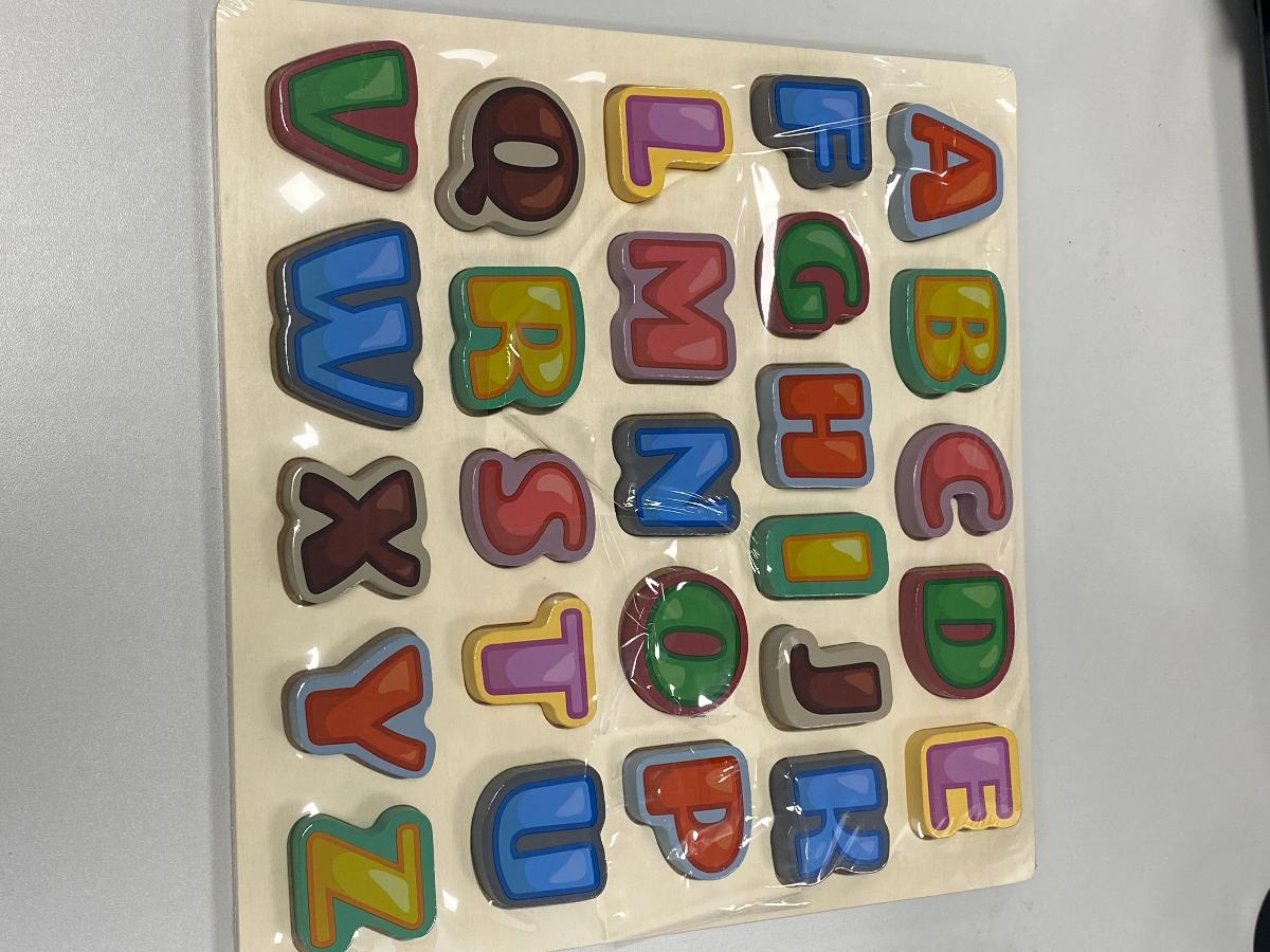 Spielzeug in Form eines Steckpuzzles
- aus Holz gefertigt
- mit einer ca. 28,5 x 28,5 cm großen Holzplatte mit 23 unterschiedlich geformten Vertiefungen
- 23 unterschiedlich geformten Puzzleteilen aus Holz, ca. 12 mm hoch in Form von Zahlen
  von 1 bis 20 sowie in Form eines Plus-, eines Minus und eines Gleichheitszeichen, die
  farbig auf die Vorderseite gedruckt sind
- ohne Hinweis auf Fertigung in Handarbeit
- dient der spielerischen Unterhaltung von Kindern
- in eine Kunststofffolie - lt. Abbildung - eingeschweißt.

Die Ware ist zolltarifrechtlich als "Puzzle, aus Holz, nicht handgearbeitet" einzureihen.