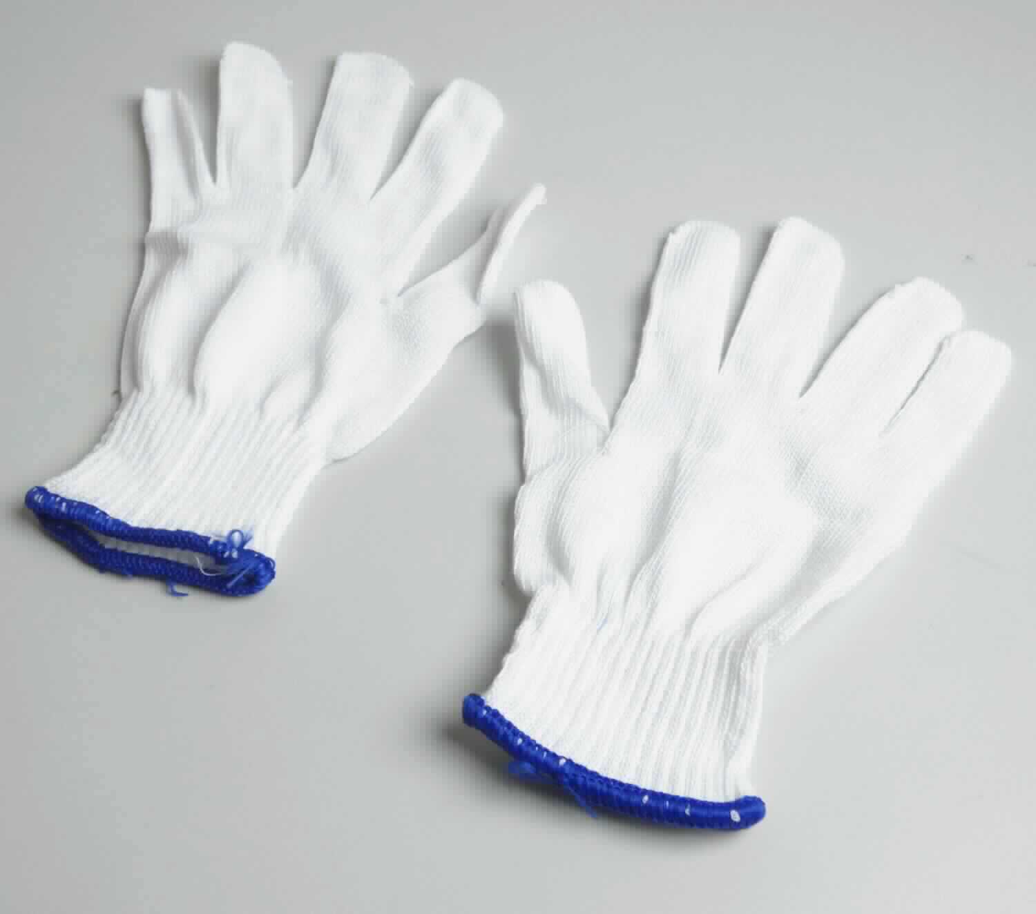 Fingerhandschuhe, sog. Baumwoll-Handschuhe Bündchen Light, in Erwachsenengröße, Foto siehe Anlage,
- in einem Polybeutel verpackt,
- als Fünffingerhandschuhe gearbeitet,
- aus ca. 1,2 mm dicken, einfarbigen Gewirken aus laut Antrag 60 % Baumwolle und 40 % Polyester (synthetische 
  Chemiefasern),
- abgepasst gewirkt,
- mit einer elastischen Stulpe,
- am unteren Rand mit einer kontrastfarbenen Überwendlichnaht gesäumt.

"Fingerhandschuhe, aus Gewirken, andere als in der Unterposition 6116 10 genannte, aus Baumwolle"
