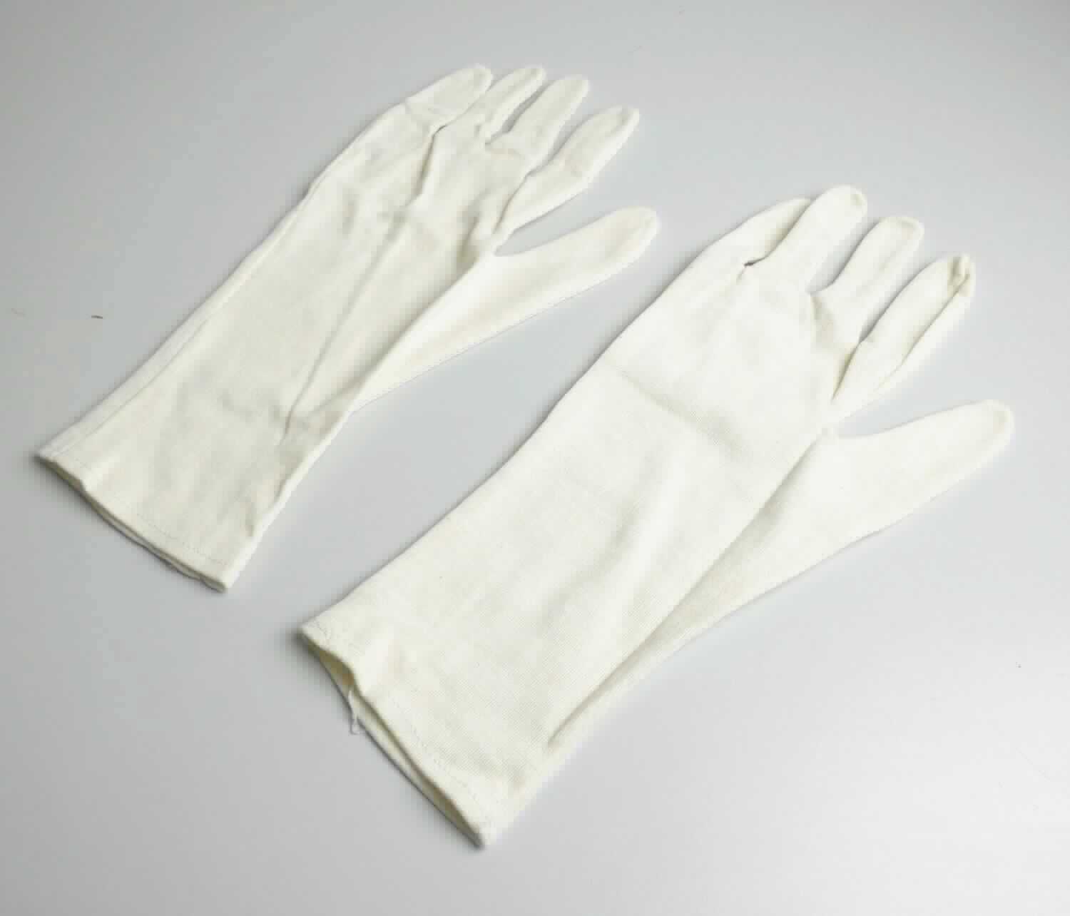 Fingerhandschuhe, sog. Baumwoll-Handschuhe Extra Stark, in Erwachsenengröße, Foto siehe Anlage,
- in einem Polybeutel verpackt,
- als Fünffingerhandschuhe gearbeitet,
- aus ca. 0,7 mm dicken, einfarbigen Gewirken aus laut Antrag 60 % Baumwolle und 40 % Polyester (synthetische 
  Chemiefasern),
- am unteren Rand durch Umschlagen und Festnähen gesäumt.

"Fingerhandschuhe, aus Gewirken, andere als in der Unterposition 6116 10 genannte, aus Baumwolle"
