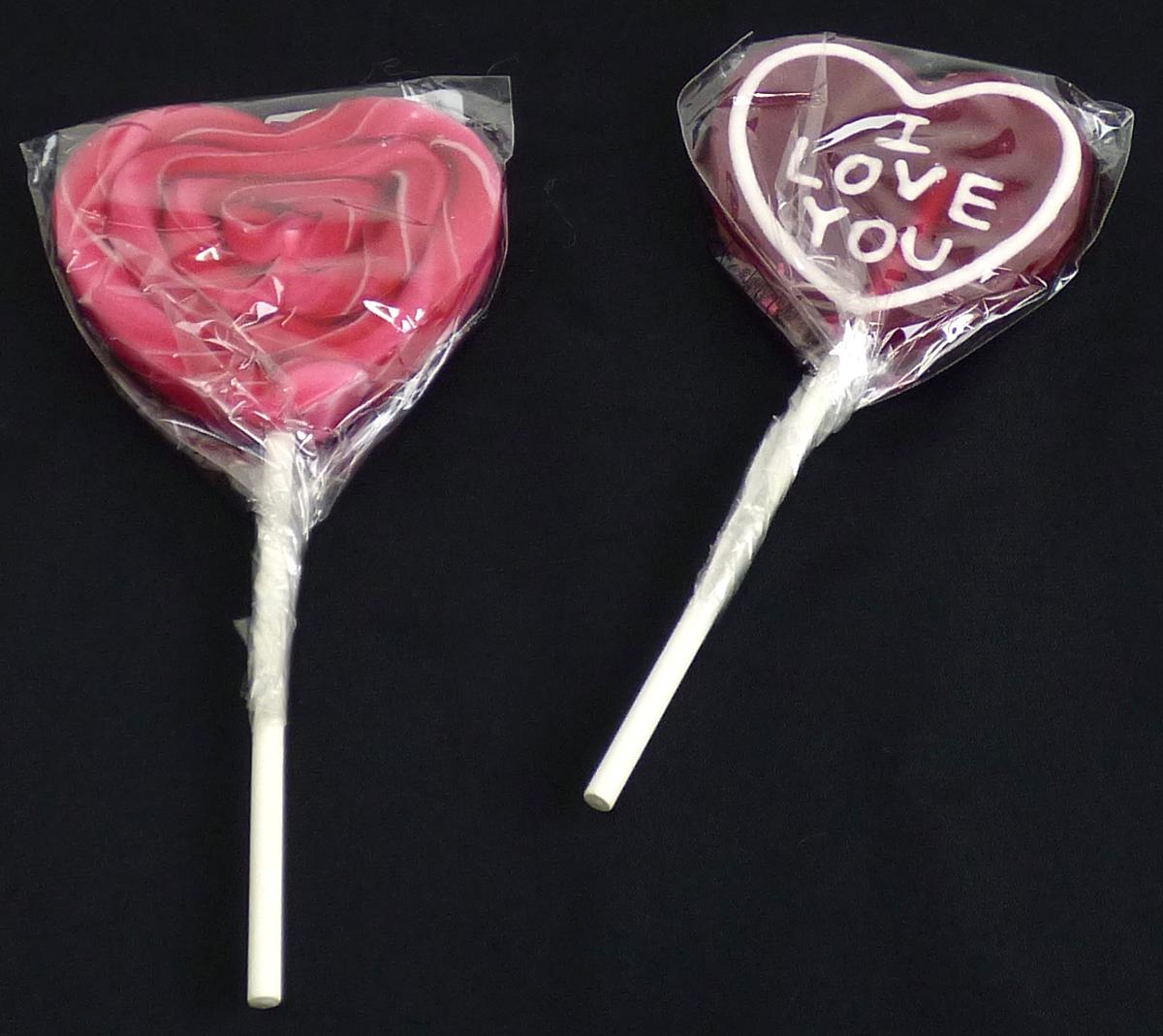Zuckerware; Hartkaramelle

Bei der Ware handelt es sich um einen Hartkaramellen-Lolli in Form eines stilisierten flachen Herzens an einem Stiel. Das Herz ist rot eingefärbt, mit weißer Zuckerschrift außen umrandet und mit "I LOVE YOU" beschriftet. Die Ware hat eine Abmessung von ca. 7,5 cm x 7,5 cm x 1 cm. Der Lolli ist in Kunststofffolie verpackt und mit dem Markennamen, der Zutatenliste und der Nährwerttabelle bedruckt und für den Einzelverkauf aufgemacht.

Aus den hier durchgeführten Untersuchungen des Warenmusters wurden folgende für den Meursing-Zusatzcode relevante Werte ermittelt:
- Stärke/Glucose: 25 GHT bis weniger als 50 GHT,
- Saccharose/Invertzucker/Isoglucose: mehr als 50 GHT.
- Milchfett und Milchprotein werden aufgrund der Zutatenliste ausgeschlossen.

Abbildung siehe Anlage.
 
Die Ware ist als Zuckerwaren ohne Kakaogehalt (einschließlich weiße Schokolade),
andere, andere, andere, Hartkaramellen, auch gefüllt, in den TARIC-Code 1704 9071 00 einzureihen.