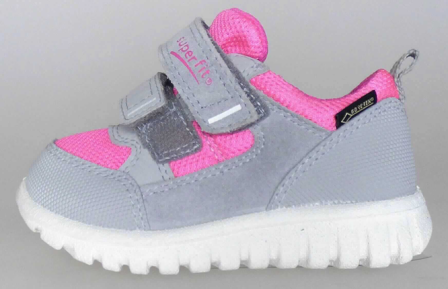 Halbschuhe (lt. Antrag: "Trainingsschuhähnlicher Schuh für Kinder, Artikel Nr.: 4-09190-25", Größe 21, Foto siehe Anlage)
- mit Laufsohlen aus (lt. Antrag) Kunststoff,
- mit Oberteil (geschlossenes Blatt) aus Kunststoff (Spinnstoff mit einer mit bloßem Auge wahrnehmbaren 
  Außenschicht aus Kunststoff; den größten Teil der Außenfläche bildend, damit keine Ware der Position 6404), 
  Leder und Spinnstoff,
- auf das Oberteil ist im Fersenbereich ein Stück aus Spinnstoff als Verstärkungsteil aufgesetzt,
- mit Klettverschluss,
- nicht den Knöchel bedeckend,
- ohne Metallschutz in der Vorderkappe,
- mit einer Länge der Innensohle von ca. 14,1 cm.
	
"Schuhe, andere als in der Position 6401 genannte, mit Laufsohlen und Oberteil aus Kunststoff, andere als in den 
 Unterpositionen 6402 1210 bis 6402 9950 genannte, mit einer Länge der Innensohle von weniger als 24 cm"