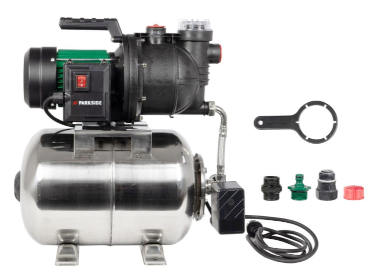 Hauswasserwerk (Abbildung siehe Anlage),

- aus einer einstufigen Kreiselpumpe mit Elektromotor in einem Gehäuse

  mit axialer Ansaugöffnung und radialem Wasseraustrittsstutzen, Druckschalter, 

  integriertem Vorfilter und Netzanschlusskabel, fest verbunden mit einem

  Druckbehälter mit Manometer (Volumen: 24 l),

- mit einer Nennweite des Austrittsstutzens von mehr als 15 mm,

- mit einer Leistung von 1300 Watt, einer max. Fördermenge von 5000 l/h und einer  

  Förderhöhe von max. 50 m, zur Erzeugung eines max. Förderdrucks von 5 bar,

- zur automatischen und druckgesteuerten Förderung von Klarwasser im Haus- und Gartenbereich,

- in einer gemeinsamen Verkaufsumschließung mit Beipack (Wasserablassschraube, Adapter Quick

  Connect M, Spezialschlüssel für Vorfilter und Doppelnippel IG1" auf AG1").

Die Kreiselpumpe bestimmt den Charakter des Ganzen.



"Flüssigkeitspumpe, Kreiselpumpe, keine Ware der Unterpositionen (KN) 8413 1100 bis 8413 7075  (zusammengesetzte Ware aus Kreiselpumpe - charakterbestimmend - Manometer und Druckbehälter), in Warenzusammenstellung in Aufmachung für den Einzelverkauf mit nicht charakterbestimmendem Beipack"