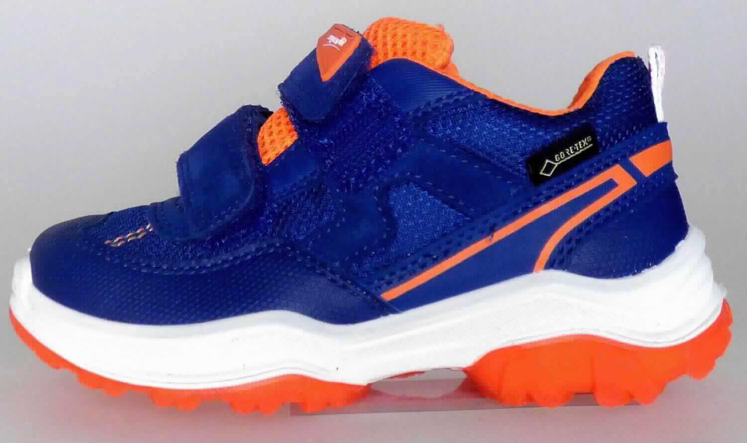 Halbschuhe (lt. Antrag: "Trainingsschuhähnlicher Schuh für Kinder, Artikel Nr.: 4-09064-81", Größe 25, 
Foto siehe Anlage)
- mit Laufsohlen aus (lt. Antrag) Kunststoff,
- mit Oberteil (geschlossenes Blatt) aus Kunststoff (Spinnstoff mit einer mit bloßem Auge wahrnehmbaren 
  Außenschicht aus Kunststoff; den größten Teil der Außenfläche bildend, damit keine Ware der
  Position 6404) und Spinnstoff,
- auf das Oberteil sind Stücke aus Leder und Spinnstoff als Verstärkungsteile aufgesetzt,
- mit Klettverschluss,
- nicht den Knöchel bedeckend,
- ohne Metallschutz in der Vorderkappe,
- mit einer Länge der Innensohle von ca. 16,8 cm.

"Schuhe, andere als in der Position 6401 genannte, mit Laufsohlen und Oberteil aus Kunststoff, andere als in den 
 Unterpositionen 6402 1210 bis 6402 9950 genannte, mit einer Länge der Innensohle von weniger als 24 cm"