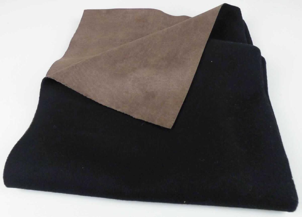 Textillaminat, sog. Möbelbezugsstoff, Africa, Foto siehe Anlage,
- als Meterware, laut Antrag mit einer Breite von 142 cm,
- laut Untersuchungsergebnis:
-- aus zwei mit ihrer ganzen Fläche aufeinander liegenden und so miteinander durch Kleben verbundenen Lagen: 
--- mit einer Oberlage (Schauseite):
---- aus einem geschmirgelten und bedruckten Gewebe in Atlasbindung aus ungezwirnten, nicht hochfesten 
      Garnen, 
----- mit Kettgarnen aus synthetischen Filamenten (Polyester), 
----- mit Schussgarnen aus dickeren, synthetischen Filamenten und synthetischen Mikro Spinnfasern (laut Antrag 
       alle Polyester), 
---- mit einem Gesamtanteil an: 
----- synthetischen Filamenten von ca. 60 GHT,
----- synthetischen Spinnfasern von ca. 40 GHT,
--- mit einer Unterlage:
---- aus einem gefärbten und gerauten Kuliergewirke aus synthetischen Chemiefasern (laut Antrag Polyester),
- das die Schauseite bildende Gewebe verleiht der Ware insbesondere im Hinblick auf die Verwendung als 
  Möbelbezugsstoff ihren wesentlichen Charakter.

"Gewebe aus Garnen aus synthetischen Filamenten, anderes als in den Unterpositionen 5407 10 bis 5407 84
 genannte, bedruckt"