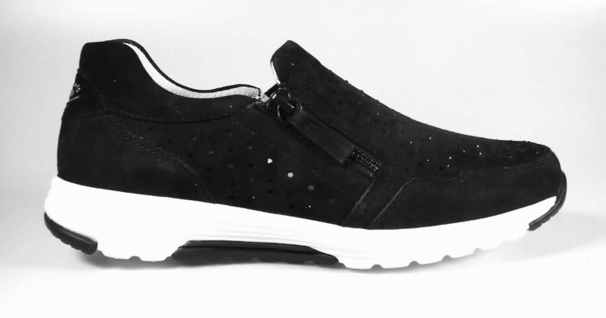 Halbschuhe (lt. Antrag: Freizeitschuh für Damen, Größe 4,5, Foto siehe Anlage)
- mit Laufsohlen aus Kautschuk/Kunststoff; ohne Hauptsohle aus Holz,
- mit Oberteil (mit Aussparungen; nicht geschlossenes Blatt) aus Leder (den größten Teil der 
  Außenfläche bildend) und Spinnstoff,
- seitlich mit Reißverschluss,
- nicht den Knöchel bedeckend,
- mit einer größten Höhe des Absatzes und der Sohle von ca. 4 cm.

"Schuhe mit Laufsohlen aus Kautschuk/Kunststoff und Oberteil aus Leder, andere als in den Unterpositionen
 6403 1200 bis 6403 9905 genannte, mit nicht geschlossenem Blatt, mit Absatz und Sohle mit einer größten
 Höhe von mehr als 3 cm"