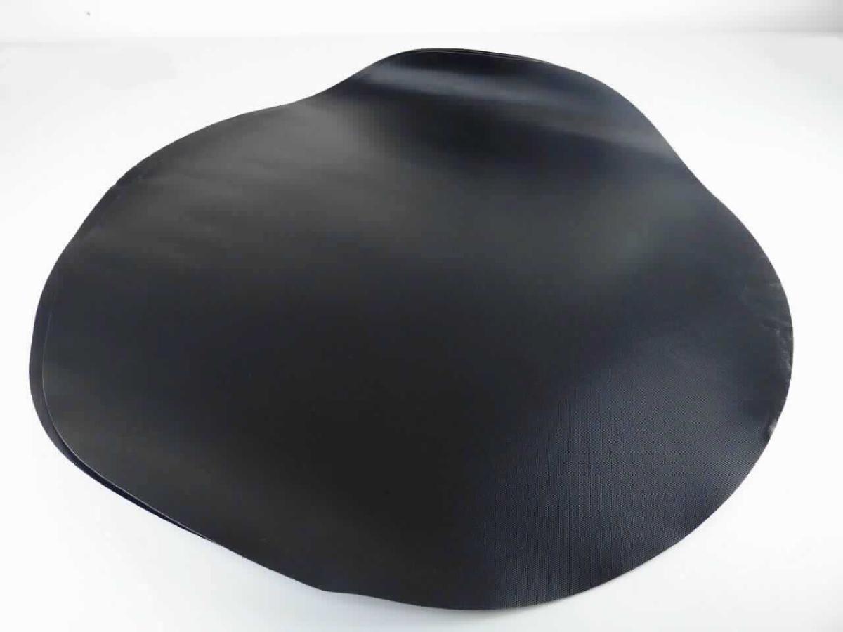 Waren aus Glasfasern, sog. Grill- und Backmatte, Foto siehe Anlage, 
- aus Gewebe aus Garnen aus Glasfasern, 
- - mit Kunststoff (Polytetrafluorethylen) überzogen und damit imprägniert,
- in einer kreisrunden Form,
- durch speziellen Zuschnitt konfektioniert, damit keine Meterware, 
- mit einem Durchmesser von ca. 57 cm,
- zur Verwendung als Unterlage beim Grillen bzw. beim Backen im Backofen,
- als Set mit drei Stück, verpackt in einem farbig bedruckten Pappkarton.

"Waren aus Glasfasern (Grillmatten), andere als die im TARIC-Code 7019 9000 80 genannte"
