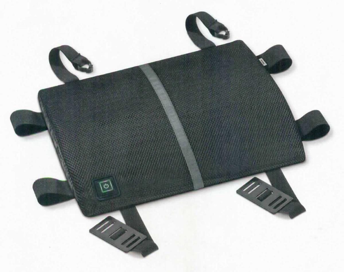 Beheizbares Rückenlehnenpolster, Foto siehe Anlage,
- in einem Pappkarton verpackt; annähernd rechteckig, mit den Abmessungen (L x B): ca. 36 cm x 32 cm,
- mit einer Vorderseite mit einer Außenlage aus einem einfarbigen Abstandsgewirke, einer Zwischen- und einer 
  Innenlage aus Vliesstoffen mit eingearbeitetem, elektrischem Heizeinsatz mit Anschlussbuchse sowie einer 
  Rückseite aus einfarbigen Geweben, 
- mit einem Reißverschluss zur Entnahme des Schaumkunststoffpolsters, mit diversen Klettverschlüssen, einem 
  gewebten Zierstreifen sowie mit sechs elastischen, gewirkten Bändern (zwei davon mit jeweils einem Schnallen- 
  und einem karabinerähnlichen Hakenverschluss aus Kunststoff) versehen,
- alle Gewirke, Gewebe und Vliesstoffe aus laut Antrag aus 100 % Polyester (synthetische Chemiefasern),
- mit einem integrierten An- und Ausschalter sowie mit zwei Anschlusskabeln (1 x mit Netzstecker, 1 x mit KFZ-
  Zigarettenanzünderadapter) ausgestattet, 
- durch Zusammenfügen konfektioniert,
- wird bspw. an der Rücklehne eines Autositzes oder eines Stuhls befestigt und soll der Entlastung des Rückens 
  dienen; weist aufgrund der Verwendung (Befestigung an einem Sitzmöbel oder einem Autositz) eine 
  "raumbezogene Funktion" auf und stellt sich damit als Ware zur Innenausstattung dar, somit keine Ware der 
  Position 6307 und keine Ware des Kapitels 85, 
- wird als Zubehör für ein Sitzmöbel nicht vom Warenkreis der Position 9401 erfasst,
- kennzeichnet sich u. a. aufgrund der Ausstattung und der Verwendung nicht als eine den Bettausstattungen 
  ähnliche Ware der Position 9404, 
- im Hinblick auf das äußere Erscheinungsbild bestimmen die Gewirke den Charakter der Ware, nach dem Umfang
  überwiegen die Vliesstoffe und die Gewebe; ein charakterbestimmender Stoff im Sinne der AV 3 b) ist somit nicht 
  feststellbar; die Ware ist daher gemäß der AV 3 c) der in der Nomenklatur zuletzt genannten Unterposition (HS) 
  6304 93 zuzuweisen; innerhalb dieser Unterposition verleihen nach dem Umfang die Vliesstoffe und im Hinblick 
  auf das äußere Erscheinungsbild die Gewebe der Ware ihren wesentlichen Charakter; somit verleiht keiner der
  beiden Stoffe der Ware ihren wesentlichen Charakter; sie ist daher dem von den gleichermaßen in Betracht 
  kommenden TARIC-Codes (KN; 6304 9300 10/6304 9300 90) in der Nomenklatur zuletzt genannten zuzuweisen.

"Andere Ware zur Innenausstattung (Beheizbares Rückenlehnenpolster), aus Spinnstoffen, keine Ware der Position 
 9404, aus Geweben, aus synthetischen Chemiefasern"