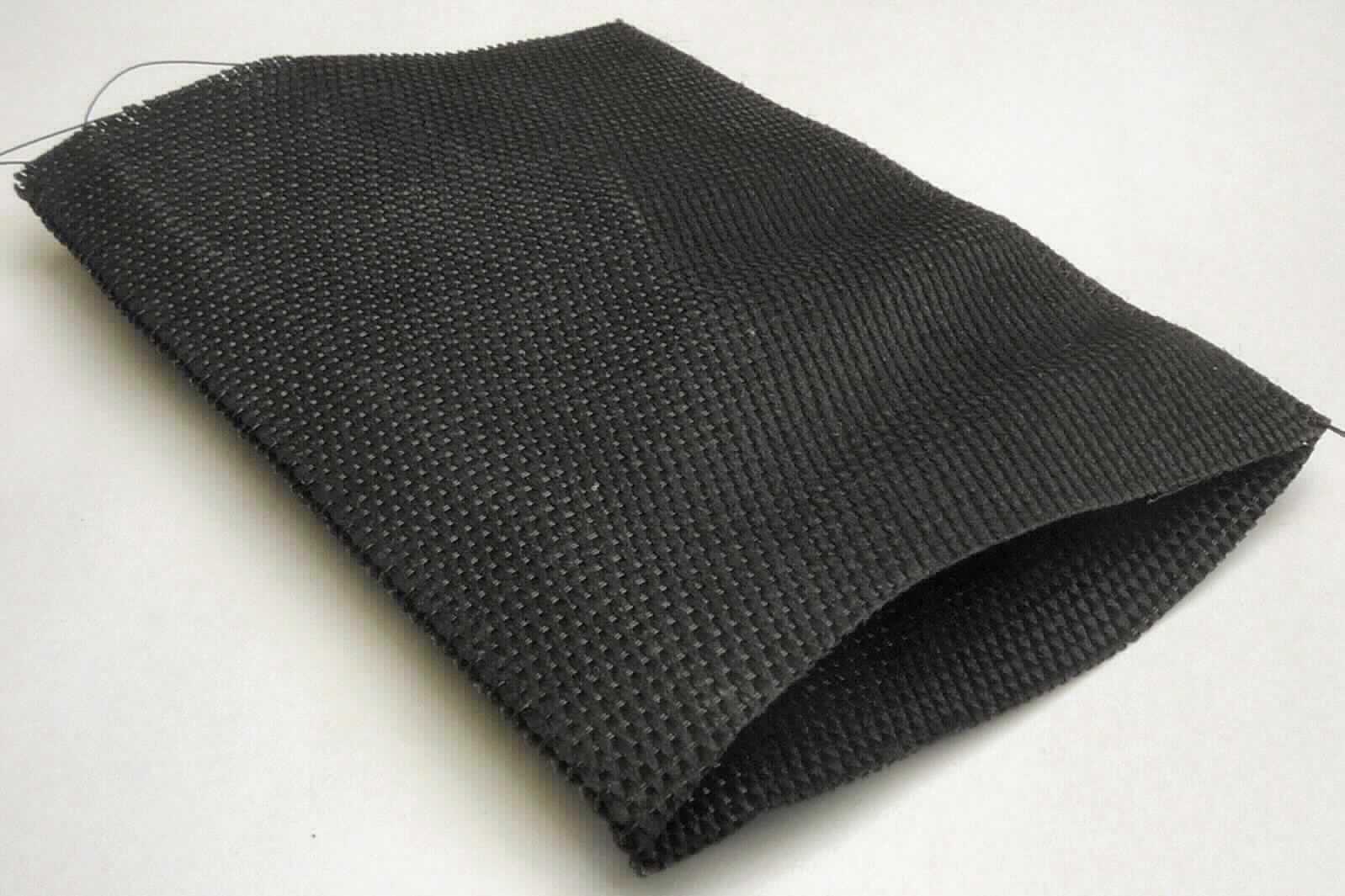 Band (Schlauchgewebe), sog. Gewebeschrumpfschlauch, Foto siehe Anlage,
- laut Antrag:
-- als Meterware,
-- in flach gedrücktem Zustand mit einer Breite von ca. 5 cm,
-- aus einem Geweben aus synthetischen Chemiefasern (Polyester),
-- kein Samt, Plüsch, Chenille- oder Schlingengewebe,
-- keine Elastomergarne oder Kautschukfäden enthaltend,
-- mit echten Webkanten,
-- soll als Schutzschlauch dienen.

"Band, keine Ware der Position 5807, anderes als in den Unterpositionen 5806 10 und 5806 20 genannte, aus 
 Chemiefasern, mit echten Webkanten"