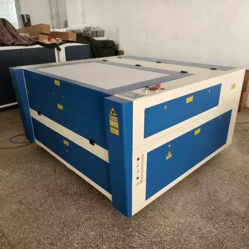 CNC-gesteuerte CO²-Laserbearbeitungsmaschine (Abbildung siehe Anlage)
- im Wesentlichen bestehend aus einem Gehäuse mit Bedienelementen, USB-An-
  schlüssen und Stromversorgung, CO²-Laserröhre mit Hochspannungs-Laser-
  stromversorgung, mechanischem Positioniersystem, optischem Strahlführungs-
  system, geschlossener Bearbeitungskabine, Wasserkühlsystem (Chiller), An-
  schlussmöglichkeit für Absaug- und Filtersysteme sowie einer über Kabel mit
  der Anlage verbundenen CNC-Steuerungseinheit (5-Leiter-Zuleitungssystem),
- in unterschiedlichen Ausführungen,
- mit einer Laserwellenlänge von 10﻿,﻿6 µm,
- dient zum Schneiden, Gravieren und Markieren von Holz und Holzwerkstoffen,
   Acryl (PMMA), Leder, Textilien, Papier, Karton, Gummi und beschichteten Metallen
  (nur Gravur, kein Metallschnitt) mittels Laserstrahl (gasbasierter CO²-Laser),
- in einer gemeinsamen Verkaufsumschließung mit einer Betriebsanleitung, einer
  EG-Konformitätserklärung und einem Software-Handbuch (Beipack).
Die CNC-gesteuerte CO²-Laserbearbeitungsmaschine bestimmt den Charakter des
Ganzen.

"Werkzeugmaschine zum Abtragen von Stoffen aller Art durch Laserstrahl, Laser-
  strahlwerkzeugmaschine, mit Laser betrieben, keine Ware des TARIC-Codes
  8456 1110 00 (Laserstrahlwerkzeugmaschine, in funktioneller Einheit mit Steuer-
  einheit, in Warenzusammenstellung mit nicht charakterbestimmendem Bei-
  pack) - CNC-gesteuerte CO²-Laserbearbeitungsmaschine"