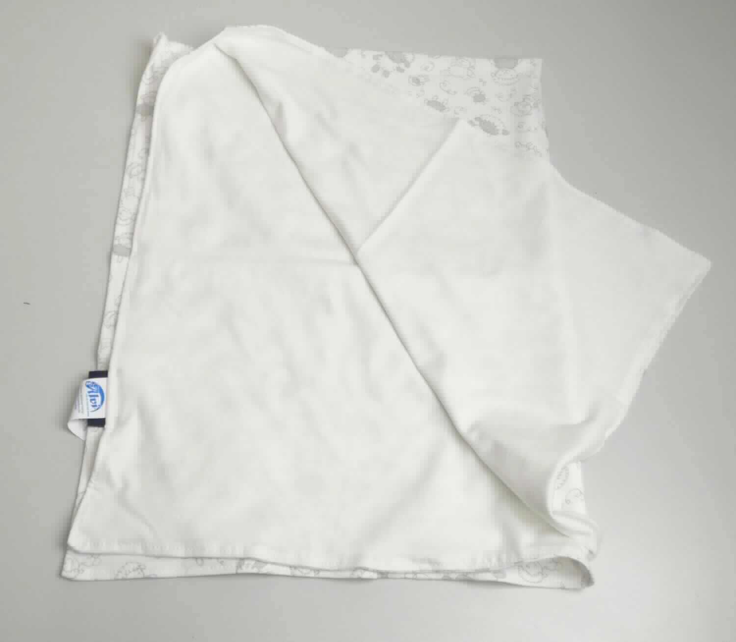 Decke, sog. Babydecke Jersey, Art. 931793376, Foto siehe Anlage,
- rechteckig, laut Antrag in den Abmessungen (L x B): 100 cm x 75 cm, 
- doppellagig gearbeitet; aus ca. 0,5 mm dicken, einfarbigen und aus ca. 0,5 mm dicken, bedruckten Gewirken
  aus laut Antrag 100 % Baumwolle,
- an den Rändern zusammengenäht (somit konfektioniert), 
- ohne elektrische Heizvorrichtung,
- ohne Hinweise auf Handarbeit.

"Decke, aus Spinnstoffen, ohne elektrische Heizvorrichtung, aus Baumwolle, aus Gewirken"