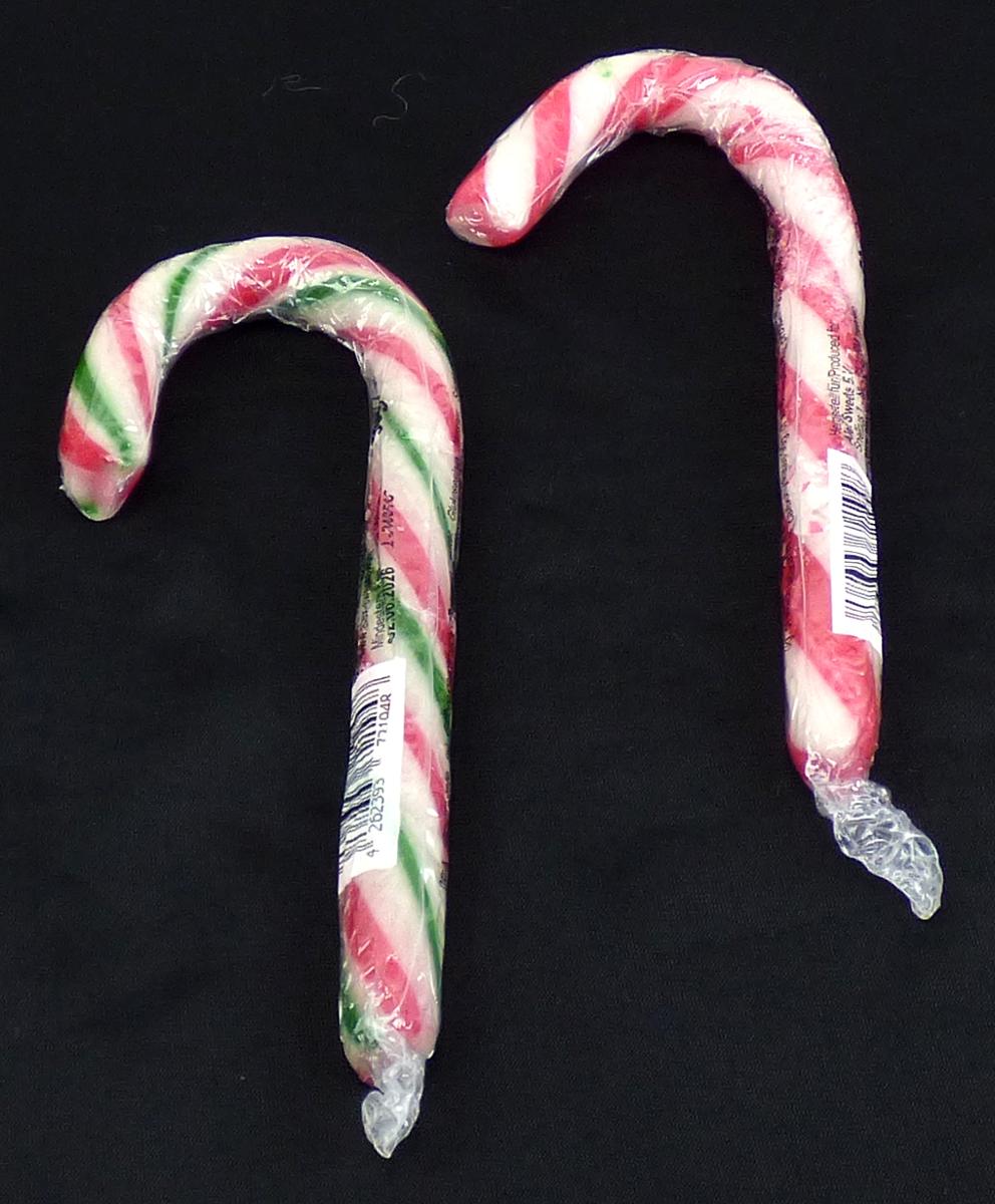 Zuckerware; Hartkaramellen

Bei der Ware handelt es sich um Hartkaramellen in Form von gebogenen Zuckerstangen. Die Zuckerstangen sind etwa 23 cm lang und haben einen Durchmesser von ca. 1 cm. Die sind weiß mit roten bzw. roten und grünen Streifen, die spiralförmig um die Zuckerstangen umlaufen. Die Ware ist in Kunststofffolie verpackt und für den Einzelverkauf aufgemacht. Auf der Kunststofffolie sind der Hersteller, die Nährwerte und die Zutaten angegeben.

Aus den hier durchgeführten Untersuchungen des Warenmusters wurden folgende für den Meursing-Zusatzcode relevante Werte ermittelt:
- Stärke/Glucose: 25 GHT bis weniger als 50 GHT,
- Saccharose/Invertzucker/Isoglucose: 30 GHT bis weniger als 50 GHT.
- Milchfett und Milchprotein werden aufgrund der Zutatenliste ausgeschlossen.

Abbildung siehe Anlage.

Die Ware ist als Zuckerwaren ohne Kakaogehalt (einschließlich weiße Schokolade), 
andere, andere, andere, Hartkaramellen, auch gefüllt, in den TARIC-Code 1704 9071 00 einzureihen.