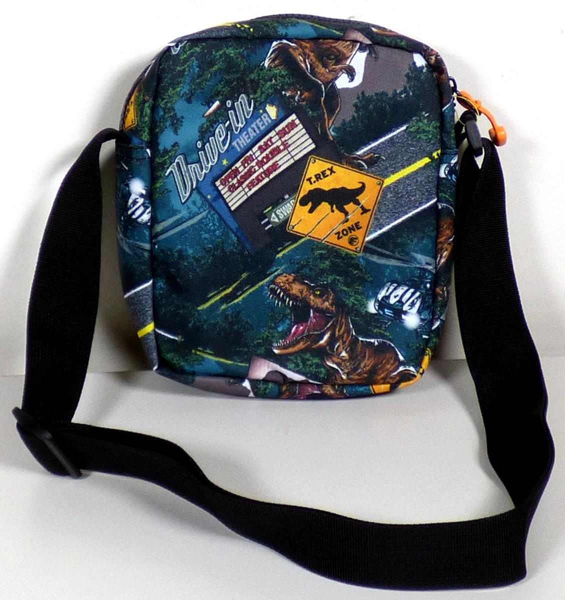 Handtasche, sog. Messenger Bag Kids, LB220413-006, Foto siehe Anlage,
- mit einer Außenseite aus Spinnstoffen,
- mit einem längenverstellbaren Schultertragegurt,
- mit einem eingesetzten Vorfach mit Reißverschluss,
- das Hauptfach ist mit einem entlang des oberen Rands bis zu den Seiten verlaufenden
  Reißverschluss versehen,
- - gefüttert; innen mit zwei Einsteckfächern ausgestattet,
- mit den Abmessungen: ca. 16 cm (Breite) x 19 cm (Höhe) x 5 cm (Tiefe),
- nicht handgearbeitet (laut Antrag),
- in zwei Farbvarianten,
- Handtasche, da aufgrund der Größe und des Gesamteindrucks in erster Linie dazu geeignet,
  kleinere, persönliche Gegenstände aufzunehmen.

"Handtasche, mit Außenseite aus Spinnstoffen, nicht handgearbeitet"