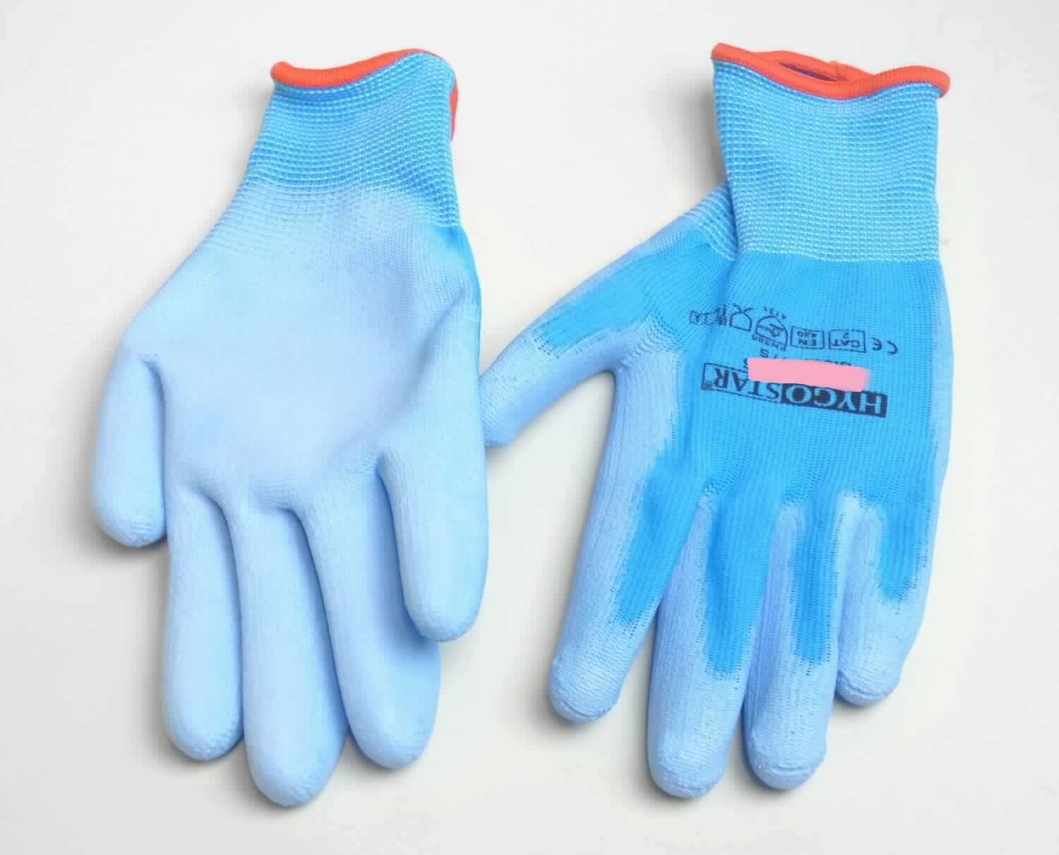 Fingerhandschuhe, sog. Nylon-Feinstrickhandschuh ULTRA FLEX HAND, in Erwachsenengröße, Foto siehe Anlage,
- in einem Polybeutel verpackt,
- als Fünffingerhandschuhe gearbeitet,
- aus einfarbigen Gewirken aus laut Antrag synthetischen Chemiefasern,
- abgepasst gewirkt,
- nachträglich mit Ausnahme des größten Teils der Stulpe, des Handrückens und Teilen der Finger- und Daumen-
  außenseiten einseitig (Außenseite) im Tauchverfahren mit Kunststoff (keine Zellstruktur erkennbar) überzogen,
- im Bereich des Handrückens mit einem Aufdruck versehen,
- mit einer elastischen Stulpe,
- am unteren Rand durch eine kontrastfarbene Überwendlichnaht gesäumt.

"Fingerhandschuhe, aus Gewirken, mit Kunststoff überzogen"