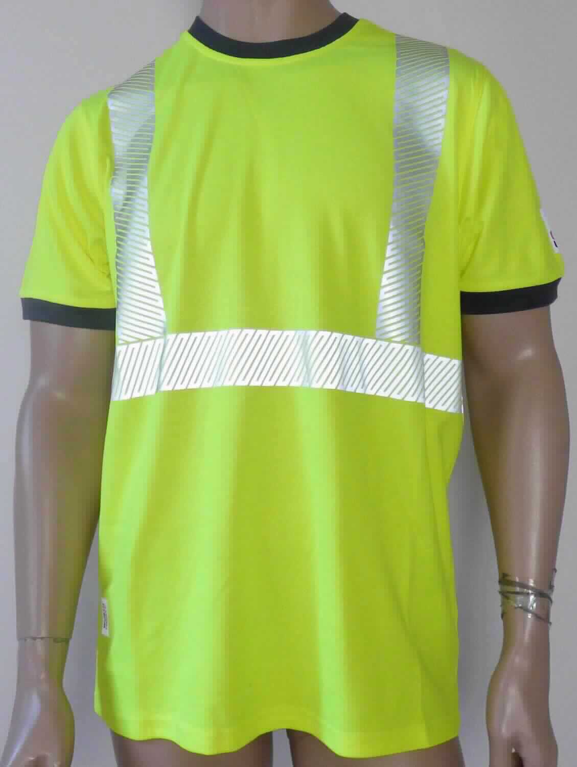 Modisches Unterhemd, sog. MOD T-SHIRT Neon, Art. Nr. M409261 und M409262, Größe L, Foto siehe Anlage,
- in einem Polybeutel verpackt,
- aus verschiedenen ca. 0,7 mm dicken, einfarbigen, einseitig (Innenseite) gerauten (somit kein T-Shirt) Gewirken 
  aus laut Antrag 55 % Baumwolle und 45 % Polyester (synthetische Chemiefasern),
- über die Taille reichend (Rückenlänge: ca. 73 cm),
- mit einem runden, halsnahen Ausschnitt, mit kontrastfarbener Randeinfassung,
- ohne Öffnung und ohne Verschluss,
- mit aufgedruckten, reflektierenden Streifen versehen,
- mit kurzen, enganliegenden Ärmeln, an den Ärmelenden mit kontrastfarbenen, gerippt gewirkten Bündchen,
- modisch gestaltet; wird unmittelbar auf der Haut getragen,
- am unteren Rand durch Umschlagen und Festnähen gesäumt,
- aufgrund der verwendeten Flächenerzeugnisse keine Ware der Unterposition 6109 9020.

"Unterhemd, aus Gewirken, aus Baumwolle"