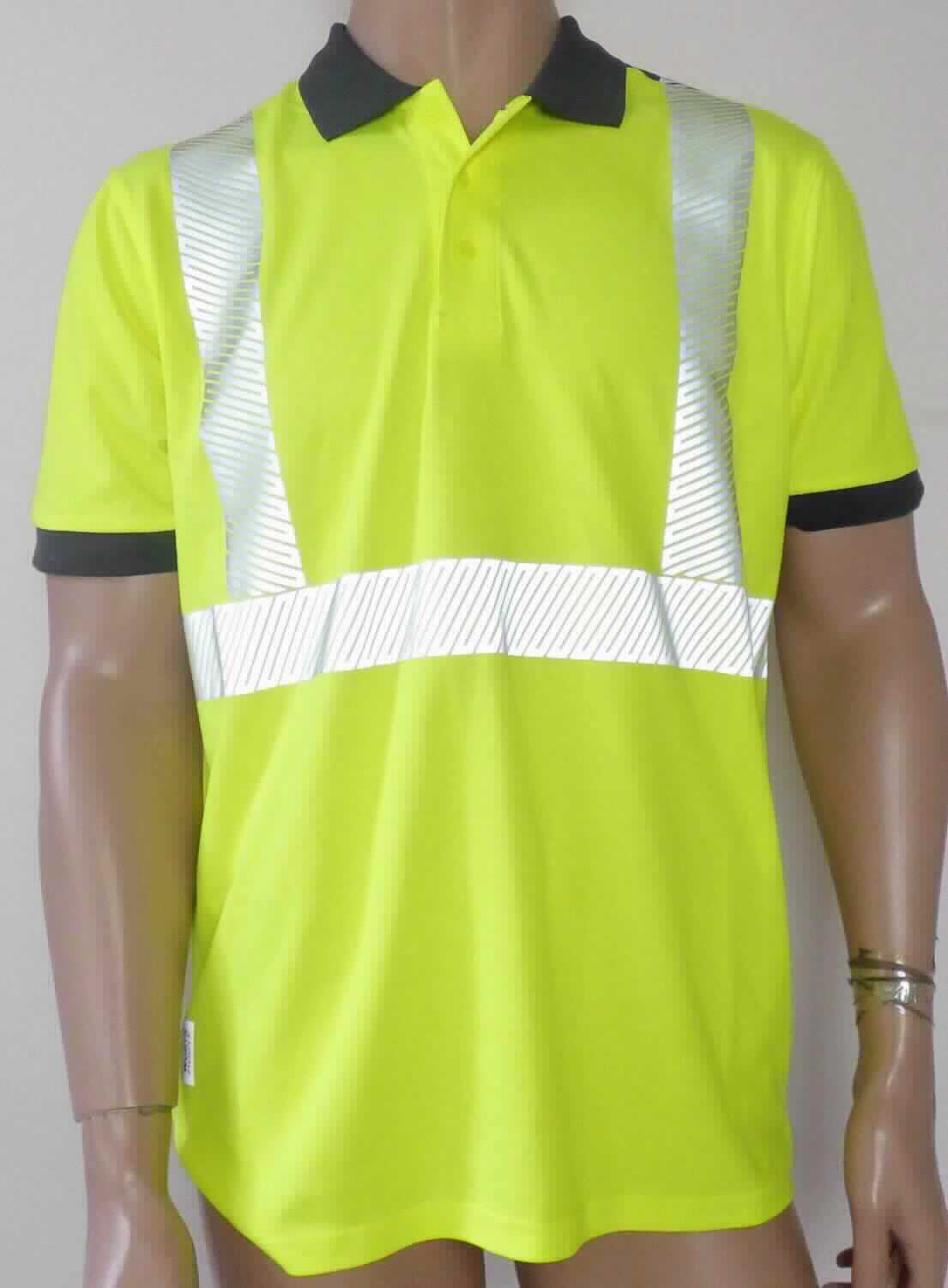 Hemd, sog. MOD POLOSHIRT NEON GELB GRAU, Art. M409263, Größe L, Foto siehe Anlage,
- in einem Polybeutel verpackt,
- aus ca. 0,7 mm dicken, buntgewirkten Gewirken aus laut Antrag 55 % Baumwolle und 45 % Polyester (synthe-
  tische Chemiefasern); mit durchschnittlich mehr als 10 Maschen je linearen Zentimeter in jeder Richtung,
- über die Taille reichend (Rückenlänge: ca. 74 cm),
- mit einem kontrastfarbenen Umlegekragen,
- vorn mit einer nicht durchgehenden Öffnung mit Knopfverschluss von links über rechts (Männerkleidung),
- mit kurzen Ärmeln; mit kontrastfarbenen Bündchen an den Ärmelenden,
- mit aufgedruckten, reflektierenden Streifen versehen,
- am unteren Rand durch Umschlagen und Festnähen gesäumt.

"Hemd, aus Gewirken, für Männer, aus Baumwolle"