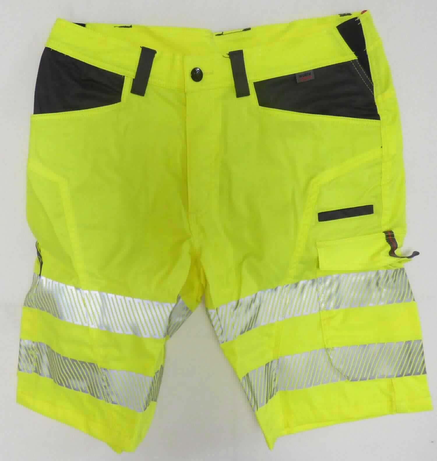 Kurze Hose, sog. MOD BERMUDA NEON GELB GRAU, Art. M410085, Größe 52, Foto siehe Anlage,
- in einem Polybeutel verpackt,
- aus verschiedenen ca. 0,5 mm dicken, einfarbigen Geweben aus laut Antrag 74 % Polyester, 4 % Elasthan 
  (beides synthetische Chemiefasern) und 22 % Baumwolle,
- in der Taille abschließend, mit einem angesetzten Bund mit Gürtelschlaufen; an den Seiten mit elastischen 
  Einsätzen,
- vorn mit einer Öffnung mit Reißverschluss, verdeckt von einer Patte von links über rechts (Männerkleidung),
  die im Bund mit einem Knopf geschlossen wird,
- mit verschiedenen ein- und aufgesetzten Taschen,
- mit aufgedruckten, reflektierenden Streifen versehen,
- mit kurzen Hosenbeinen, die nicht die Knie bedecken (Seitenlänge: ca. 58 cm),
- an den Beinabschlüssen durch Umschlagen und Festnähen gesäumt.

"Kurze Hose, aus Geweben, für Männer, aus synthetischen Chemiefasern"