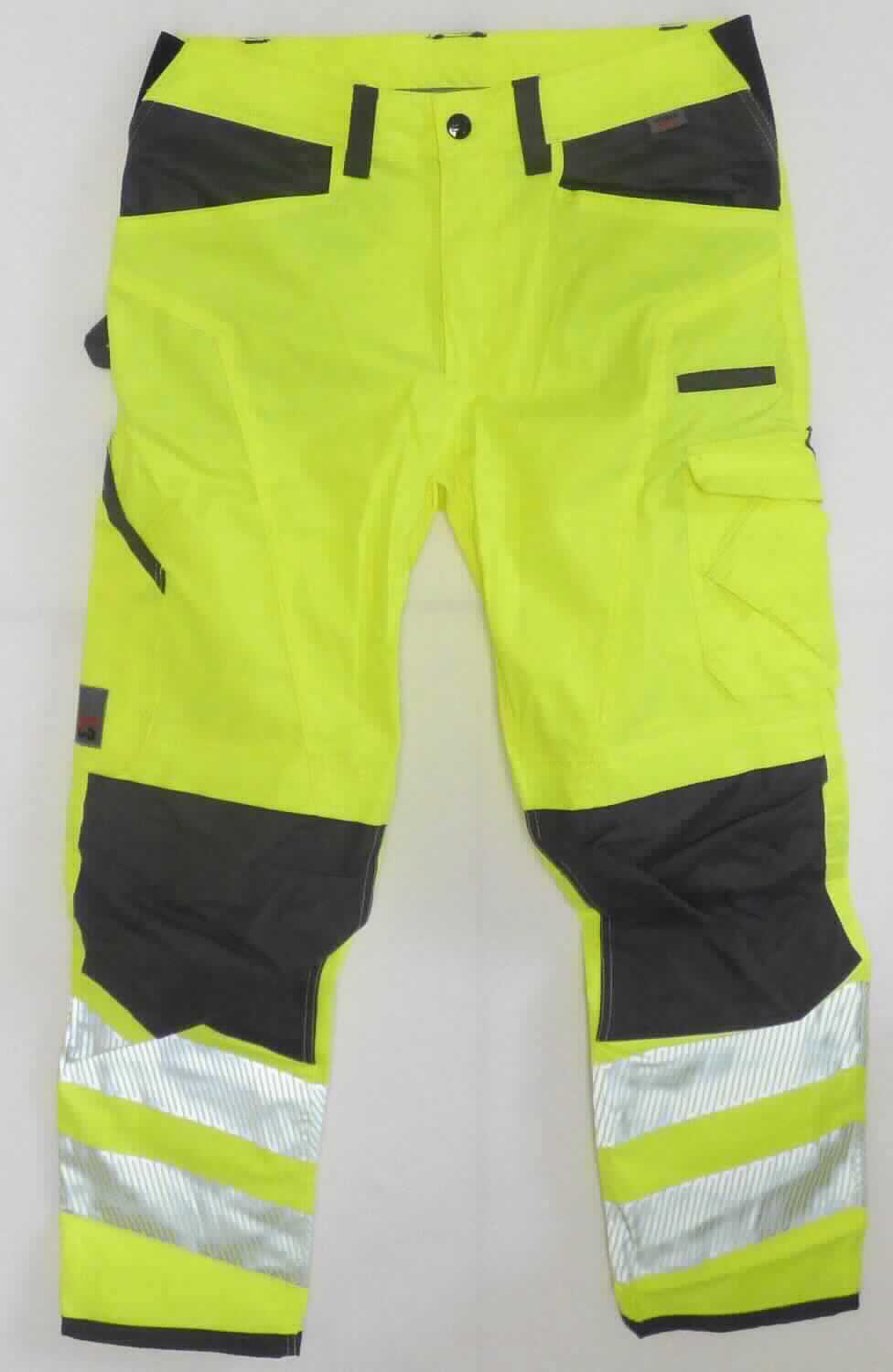 Lange Hose, sog. MOD BUNDHOSE NEON GELB GRAU, Art. M410080, Größe 52, Foto siehe Anlage,
- in einem Polybeutel verpackt,
- aus verschiedenen, bis zu ca. 0,5 mm dicken, strapazierfähigen, einfarbigen Geweben aus laut Antrag 
  74 % Polyester, 4 % Elasthan (beides synthetische Chemiefasern) und 22 % Baumwolle,
- in der Taille abschließend, mit einem angesetzten Bund mit Gürtelschlaufen; an den Seiten mit elastischen 
  Einsätzen,
- vorn mit einer Öffnung mit Reißverschluss, verdeckt von einer Patte von links über rechts (Männerkleidung),
  die im Bund mit einem Knopf geschlossen wird,
- mit verschiedenen ein- und aufgesetzten Taschen,
- vorn im Bereich der Knie mit aufgesetzten "Einschubtaschen" mit Patte und Klettverschluss,
- mit aufgedruckten, reflektierenden Streifen versehen,
- mit knöchellangen Hosenbeinen; an den Beinabschlüssen mit einem angesetzten Bund aus den oben genannten 
  Geweben,
- lässt erkennen, dass sie dazu bestimmt ist, ausschließlich oder hauptsächlich zum (körperlichen oder 
  hygienischen) Schutz anderer Kleidungsstücke und/oder Personen bei Ausübung einer Gewerbe-, Berufs- 
  oder Haushaltstätigkeit getragen zu werden.

"Lange Hose, aus Geweben, für Männer, aus synthetischen Chemiefasern, Arbeits- und Berufskleidung"