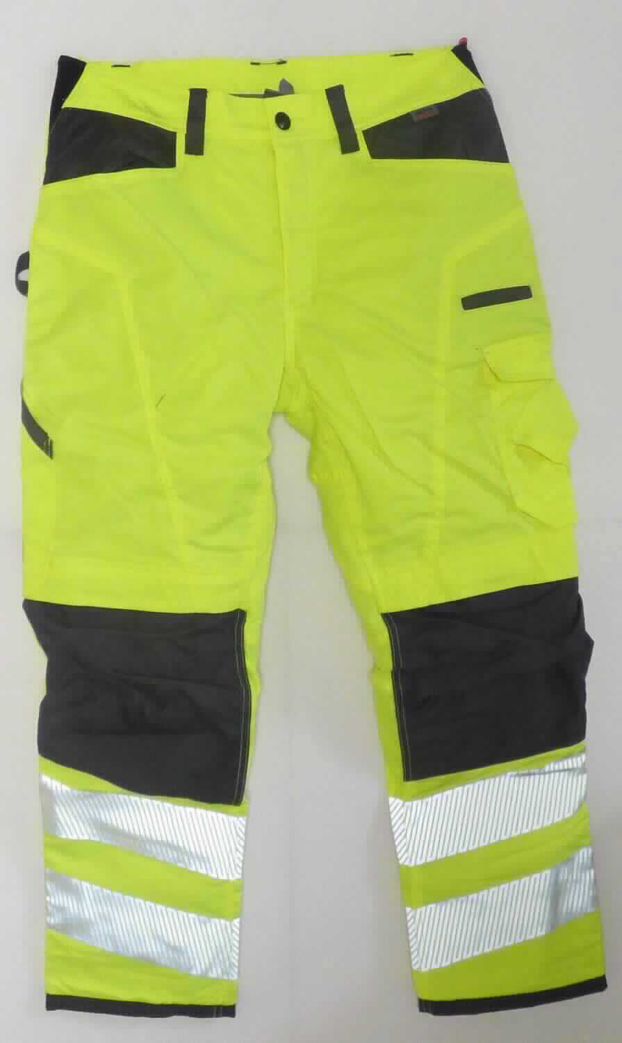 Lange Hose, sog. MOD BUHO WINTER NEON GELB GRAU, Art. M410089, Größe 50, Foto siehe Anlage,
- in einem Polybeutel verpackt,
- aus verschiedenen, bis zu ca. 0,5 mm dicken, strapazierfähigen, einfarbigen Geweben aus laut Antrag 
  74 % Polyester, 4 % Elasthan (beides synthetische Chemiefasern) und 22 % Baumwolle,
- durchgehend gefüttert,
- in der Taille abschließend, mit einem angesetzten Bund mit Gürtelschlaufen; an den Seiten mit elastischen 
  Einsätzen,
- vorn mit einer Öffnung mit Reißverschluss, verdeckt von einer Patte von links über rechts (Männerkleidung),
  die im Bund mit einem Knopf geschlossen wird,
- mit verschiedenen ein- und aufgesetzten Taschen,
- vorn im Bereich der Knie mit aufgesetzten "Einschubtaschen" mit Patte und Klettverschluss,
- mit aufgedruckten, reflektierenden Streifen versehen,
- mit knöchellangen Hosenbeinen; an den Beinabschlüssen mit einem angesetzten Bund aus den oben genannten 
  Geweben,
- lässt erkennen, dass sie dazu bestimmt ist, ausschließlich oder hauptsächlich zum (körperlichen oder 
  hygienischen) Schutz anderer Kleidungsstücke und/oder Personen bei Ausübung einer Gewerbe-, Berufs- 
  oder Haushaltstätigkeit getragen zu werden.

"Lange Hose, aus Geweben, für Männer, aus synthetischen Chemiefasern, Arbeits- und Berufskleidung"