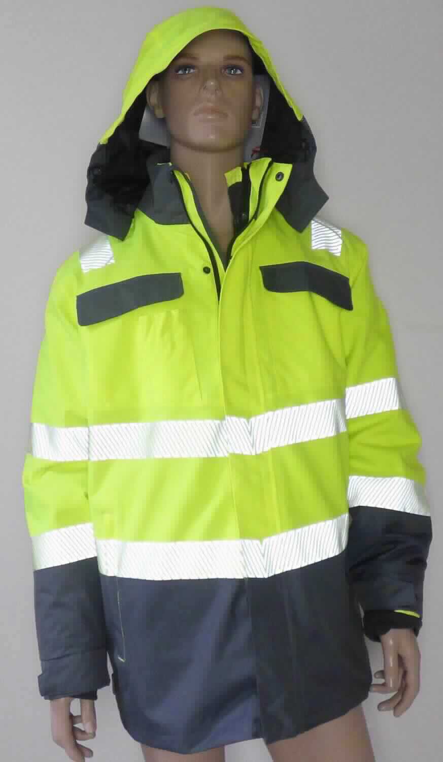 Zwei miteinander verbundene Kleidungsstücke (Blouson und Anorak), sog. MOD PARKA 3IN1 NEON GELB 
GRAU, Art. M409283, Größe L, Foto siehe Anlage,
- in einem Polybeutel verpackt,
- die Kleidungsstücke sind durch Druckknopflaschen miteinander verbunden, können aber auch separat getragen 
  werden; getrennte Einreihung beider Kleidungsstücke, da ein Blouson aus Geweben bzw. ein Anorak aus 
  Geweben der Position 5903 nicht in eine Position eingereiht werden dürfen,
- Anorak:
-- aus unterschiedlichen, ca. 0,3 mm dicken, einfarbigen, einseitig (Innenseite) wahrnehmbar mit Kunststoff 
   (kein Zellkunststoff) überzogenen Geweben der Position 5903 aus laut Antrag 100 % Polyester (synthetische 
   Chemiefasern),
-- durchgehend gefüttert,
-- über den Schritt, jedoch nicht über den halben Oberschenkel reichend (Rückenlänge: ca. 87 cm), somit kein
   Parka oder Mantel,
-- mit einem Stehkragen und einer mittels Reiß- und Klettverschluss abtrennbaren Kapuze,
-- vorn mit einer durchgehenden Öffnung mit einem bis in die Kragenspitzen reichenden Reißverschluss, verdeckt 
   von einer Patte mit Druckknopfverschluss von links über rechts (Männerkleidung),
-- mit langen Ärmeln; an den Ärmelenden mit Riegeln mit Druckknopfverschluss zu verengen,
-- mit verschiedenen ein- und aufgesetzten Taschen,
-- im Bereich der Taille mit einem Tunnelzug zu verengen,
-- mit aufgedruckten, reflektierenden Streifen versehen,
-- am unteren Rand durch Umschlagen und Festnähen gesäumt,
-- wird im Allgemeinen über jeder anderen Kleidung und zum Schutz gegen das Wetter getragen.

"Kleidung (Anorak) aus Erzeugnissen der Position 5903, aus Geweben, für Männer"