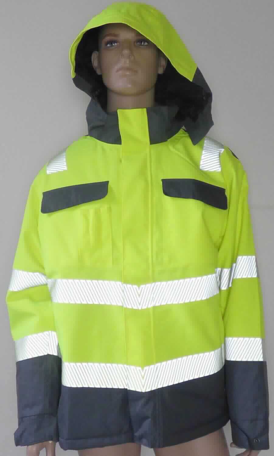 Blouson, sog. MOD JACKE WATTIERT NEON GELB GRAU, Art. M409279, Größe L, Foto siehe Anlage,
- in einem Polybeutel verpackt,
- aus unterschiedlichen, bis zu ca. 0,4 mm dicken, einfarbigen, einseitig (Innenseite) wahrnehmbar mit Kunststoff 
  (kein Zellkunststoff) überzogenen Geweben der Position 5903 aus laut Antrag 100 % Polyester (synthetische 
  Chemiefasern),
- durchgehend gefüttert,
- über den Schritt reichend (Rückenlänge: ca. 78 cm),
- mit einem Stehkragen und einer mittels Reiß- und Klettverschluss abtrennbaren Kapuze,
- vorn mit einer durchgehenden Öffnung mit einem bis in die Kragenspitzen reichenden Reißverschluss, verdeckt 
  von einer Patte mit Druckknopfverschluss von links über rechts (Männerkleidung),
- mit langen Ärmeln, die über den unteren Rand des Kleidungsstücks hinausreichen; an den Ärmelenden mit einem 
  Klettverschlussriegel zu verengen,
- mit verschiedenen ein- und aufgesetzten Taschen,
- mit aufgedruckten, reflektierenden Streifen versehen,
- erfüllt die Merkmale zur Einreihung als Blouson, somit keine Jacke.

"Kleidung (Blouson) aus Erzeugnissen der Position 5903, aus Geweben, für Männer"