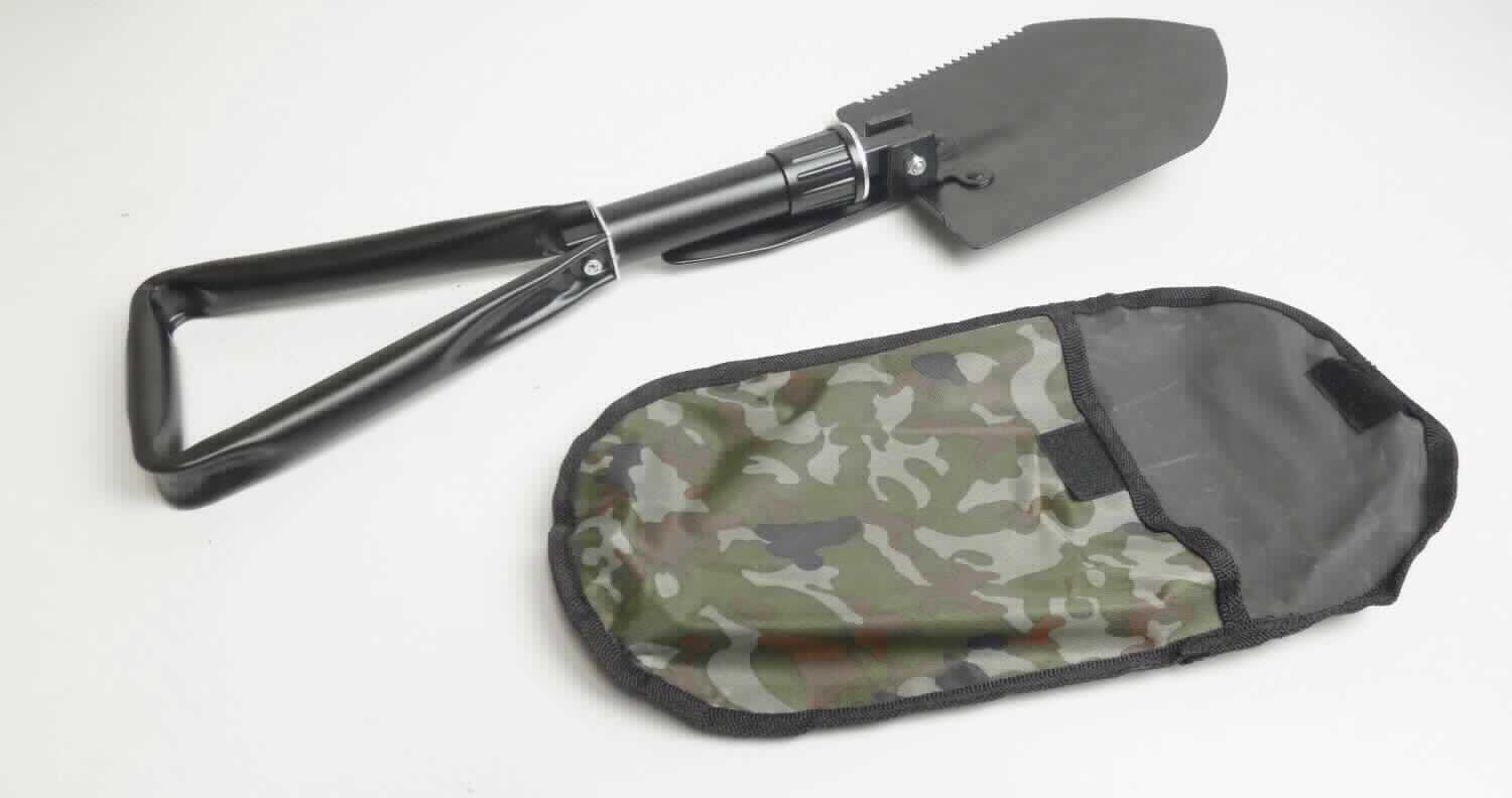 "Klappspaten Metall"; Ware mit verschiedenen Funktionen, 

- in Form eines T-förmigen und ausklappbaren Erzeugnisses aus Stahl, mit einem 
  rohrförmigen Stiel und einem dreieckigen Griff aus gebogenem Rohr, 
- - auf einer Seite mit einer Hacke unlösbar und ausklappbar versehen
- - auf der gegenüberliegenden Seite ebenfalls unlösbar und ausklappbar mit einer spitzen Schaufel 
    mit seitlicher Sägekante versehen
- - beide Seiten sind miteinander vernietet und zur Handhabung mit dem Stiel und Griff durch einen 
    Schraubverschluss feststellbar

- Länge ausgeklappt: 590 mm, Länge eingeklappt 240 mm

- zur Verwendung als Schaufel, Hacke oder Säge

- aufgrund der verschiedenen Funktionen unter Anwendung der AV 3 c) in die 
  zuletzt genannte der gleichermaßen in Betracht kommenden Positionen einzureihen, 
  [