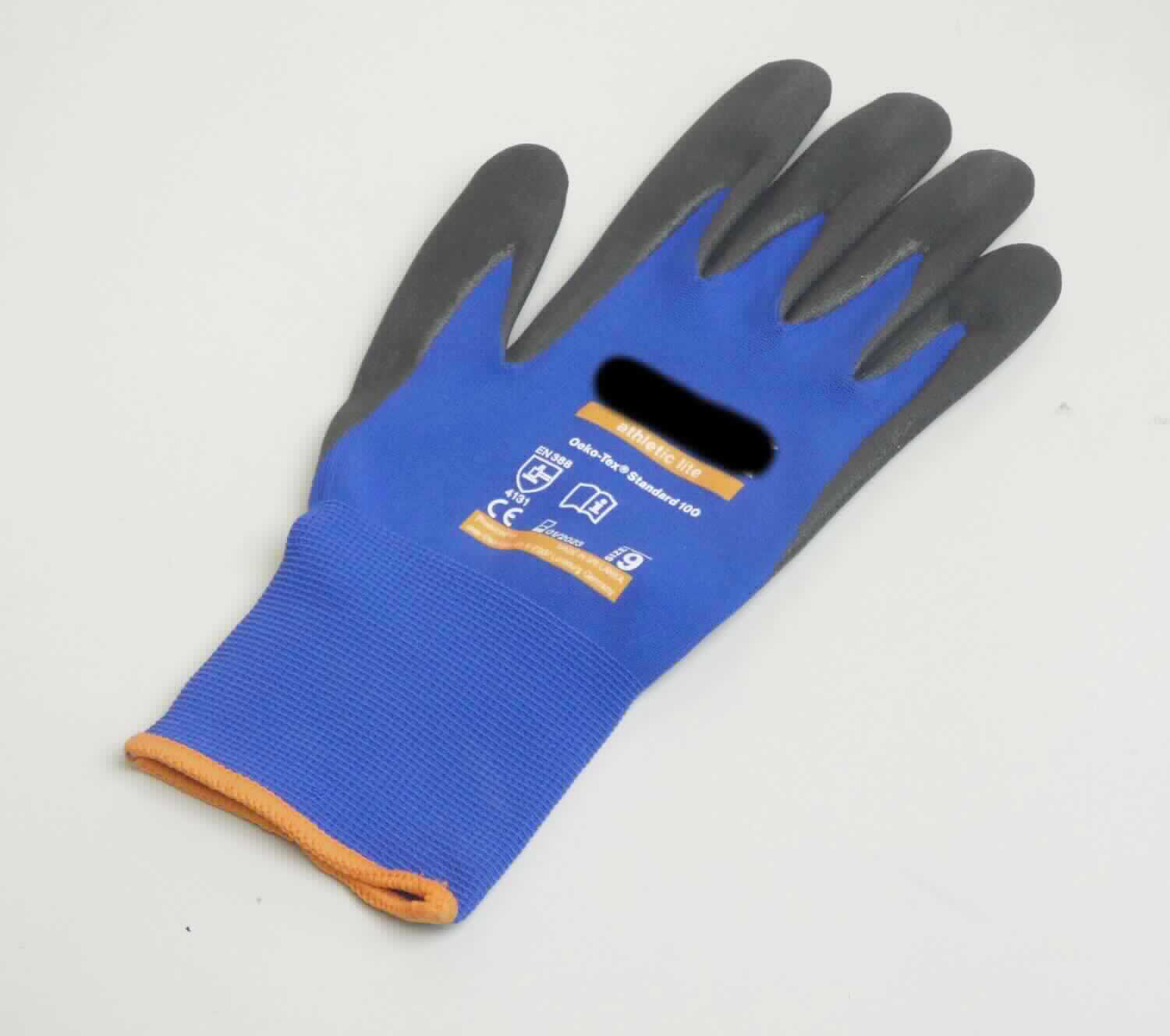 Fingerhandschuhe, sog. Arbeitsschutzhandschuhe "uvex athletic lite", in Größe 9, Foto siehe Anlage,
- als Fünffingerhandschuhe gearbeitet, abgepasst gewirkt,
- aus einfarbigen Gewirken aus Spinnstoffen, 
- nachträglich mit Ausnahme des größten Teils der Stulpe, des Handrückens und Teilen der Fingerrückseiten 
  einseitig (Außenseite) im Tauchverfahren mit Kautschuk (laut Antrag: Foam NBR; Zellstruktur erkennbar) 
  überzogen,
- auf dem Handrücken bedruckt; das Gewirke dient damit nicht nur der Verstärkung (somit keine Ware 
  des Kapitels 40),
- am unteren Rand durch eine kontrastfarbene Überwendlichnaht gesäumt.

"Fingerhandschuhe, aus Gewirken, mit Kautschuk überzogen"