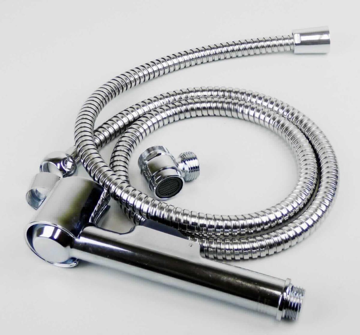 Bei dem sog. "Waschbecken Brause-Set, SA 141" handelt es sich um eine Warenzusammenstellung in Aufmachung für den Einzelverkauf. Das Set besteht aus einer Handbrause 1/2" aus verchromten Messing und Kunststoff, einem verchromten Brauseschlauch 1,2" x 1,25 m, einer Wandhalterung, einem Armaturenanschluss inkl. Universaladapter für Innen -und Außengewinde (M24 o. M22) sowie Montagematerial.

Die Handbrause mit nicht verstellbarem Wasserausfluss ist mit einem Ventil mit Druckknopf zum Öffnen des Wasserdurchflusses versehen.

Der charakterbestimmende Bestandteil ist aufgrund seiner Bedeutung für die Verwendung die Handbrause.

Das Waschbeckenbrause Set ist inkl. einer Montageanleitung in einer Kunststoffverpackung verpackt.

Die Warenzusammenstellung ist als "andere Armatur für Rohr- und Schlauchleitungen, Sanitärarmatur, andere als Mischarmatur, nicht für bestimmte Luftfahrzeuge" einzureihen.