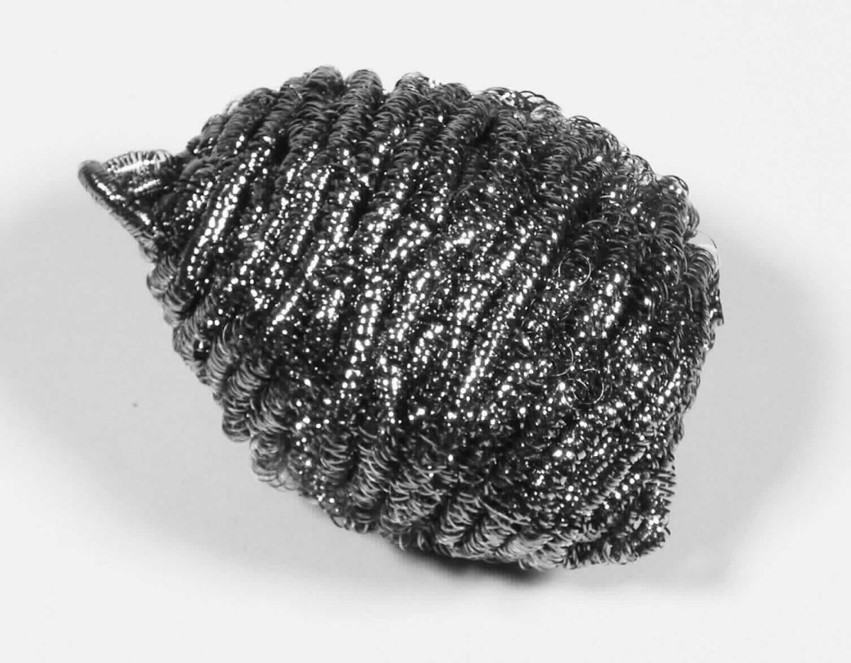 Bei den sog. Edelstahlspiralen handelt es sich um Erzeugnisse in drei unterschiedlichen Größen (40g, 60g und 80g) in Form von dünnen, spiralförmig aufgedrehten und miteinander verwickelten Drähten aus Stahl, die zu einem ovalen Knäuel geformt sind.
Die Erzeugnisse dienen zur Reinigung von Töpfen, Pfannen und dergleichen und sind in einem Kunststoffbeutel verpackt.
- Antragstellerangaben -

Abbildung siehe Anlage.

Derartige Erzeugnisse gehören als "den Schwämmen ähnliche Waren, zum Scheuern, aus Stahl" zur Codenummer  7323 10 00 00 0 des Zolltarifs.