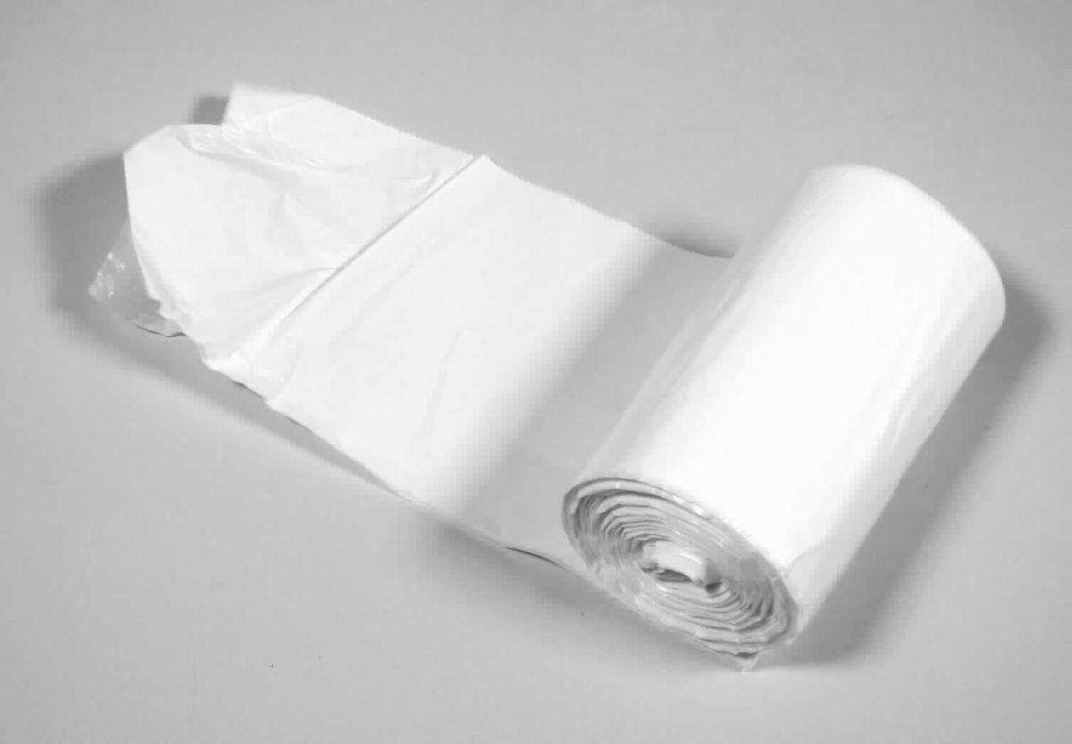Bei den durch ein Warenmuster veranschaulichten Artikeln handelt es sich um Beutel aus miteinander verschweißten, weißen Folien aus - lt. Antragsangaben - Polyethylen, einem Kunststoff im Sinne der Anmerkung 1 zu Kapitel 39. Die im flachliegenden Zustand ca. 500 x 600 mm großen Waren sind zu jeweils 50 Stück auf einer Rolle mit Papierbanderole für den Einzelverkauf aufgemacht. Sie dienen als Transport- oder Verpackungsmittel für z. B. Hausmüll und sind für eine längere Verwendung nicht vorgesehen. 

Derartige Erzeugnisse werden zolltariflich als "Transport- oder Verpackungsmittel aus Kunststoffen, Beutel aus Polymeren des Ethylens" eingereiht.