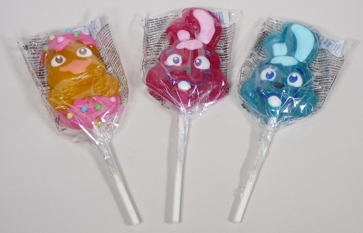 Zuckerware; Hartkaramelle

Bei der Ware handelt es sich um einen Hartkaramellen-Lolli in Form eines stilisierten Hasenkopfs oder eines Kükens an einem Stiel. Die Ware hat eine Abmessung von ca. 8 cm x 6,5 cm x 1,5 cm. Der Lolli ist in Kunststofffolie verpackt und mit dem Markennamen, der Zutatenliste und der Nährwerttabelle bedruckt und für den Einzelverkauf aufgemacht.

Aus den hier durchgeführten Untersuchungen des Warenmusters wurden folgende für den Meursing-Zusatzcode relevante Werte ermittelt:
- Stärke/Glucose: 25 GHT bis weniger als 50 GHT,
- Saccharose/Invertzucker/Isoglucose: mehr als 50 GHT.
- Milchfett und Milchprotein werden aufgrund der Zutatenliste ausgeschlossen.
 
Die Ware ist als Zuckerwaren ohne Kakaogehalt (einschließlich weiße Schokolade), andere, andere, andere, Hartkaramellen, auch gefüllt, in den TARIC-Code 1704 9071 00 einzureihen.