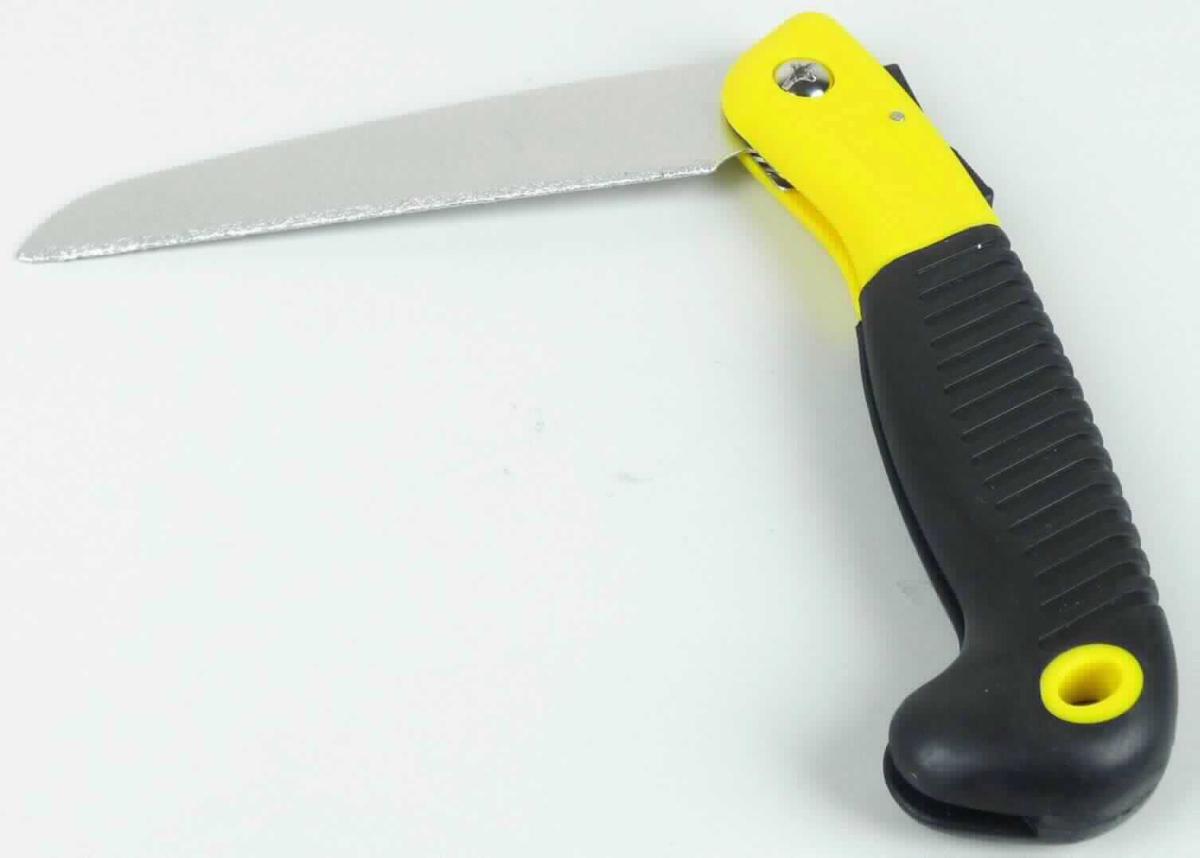 Angaben:
Multisäge für Metalle, Stein, Holz, Kunststoff oder Keramik.

Warenbeschaffenheit:
Säge mit Kunststoffgriff und einklappbaren Sägeblatt aus Stahl ohne Zahnung; mit Diamantbeschichtung (Partikelgröße weniger als 1000 µm) an einer Kante des Sägeblatts; in einer Blisterverpackung.

Befund:
Andere Schleifsteine und dergleichen, ohne Gestell, zum Schneiden oder Trennen, aus agglomerierten natürlichen oder künstlichen Schleifstoffen (Diamanten), auch mit Teilen aus anderen Stoffen.