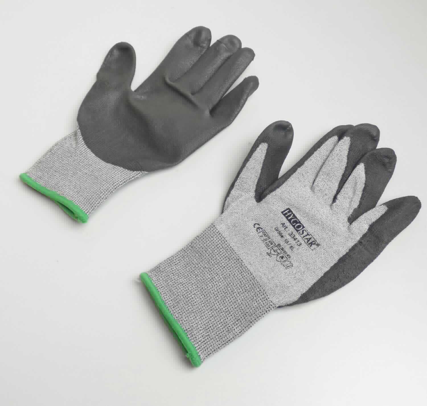 Fingerhandschuhe, sog. Touchscreen Schnittschutzhandschuh CUT SAFE TOUCH, in Erwachsenengröße, 
Foto siehe Anlage,
- in einem Polybeutel verpackt,
- als Fünffingerhandschuhe gearbeitet,
- aus buntgewirkten Gewirken (melierte Garne) aus laut Antrag 70 % synthetischen Chemiefasern und 
  30 % Glasfasern,
- abgepasst gewirkt,
- nachträglich mit Ausnahme des größten Teils der Stulpe, des Handrückens sowie Teilen der Finger- und Daumen- 
  außenseiten einseitig (Außenseite) im Tauchverfahren mit Kunststoff (laut Antrag Polyurethan, kein Zellkunststoff) 
  überzogen,
- im Bereich des Handrückens mit einem Aufdruck versehen,
- mit einer elastischen Stulpe,
- am unteren Rand durch eine kontrastfarbene Überwendlichnaht gesäumt,
- insbesondere im Hinblick auf die gewichtsmäßige Zusammensetzung bestimmen die Spinnstoffe gegenüber den 
  Glasfasern den Charakter der Ware.

"Fingerhandschuhe, aus Gewirken, mit Kunststoff überzogen"