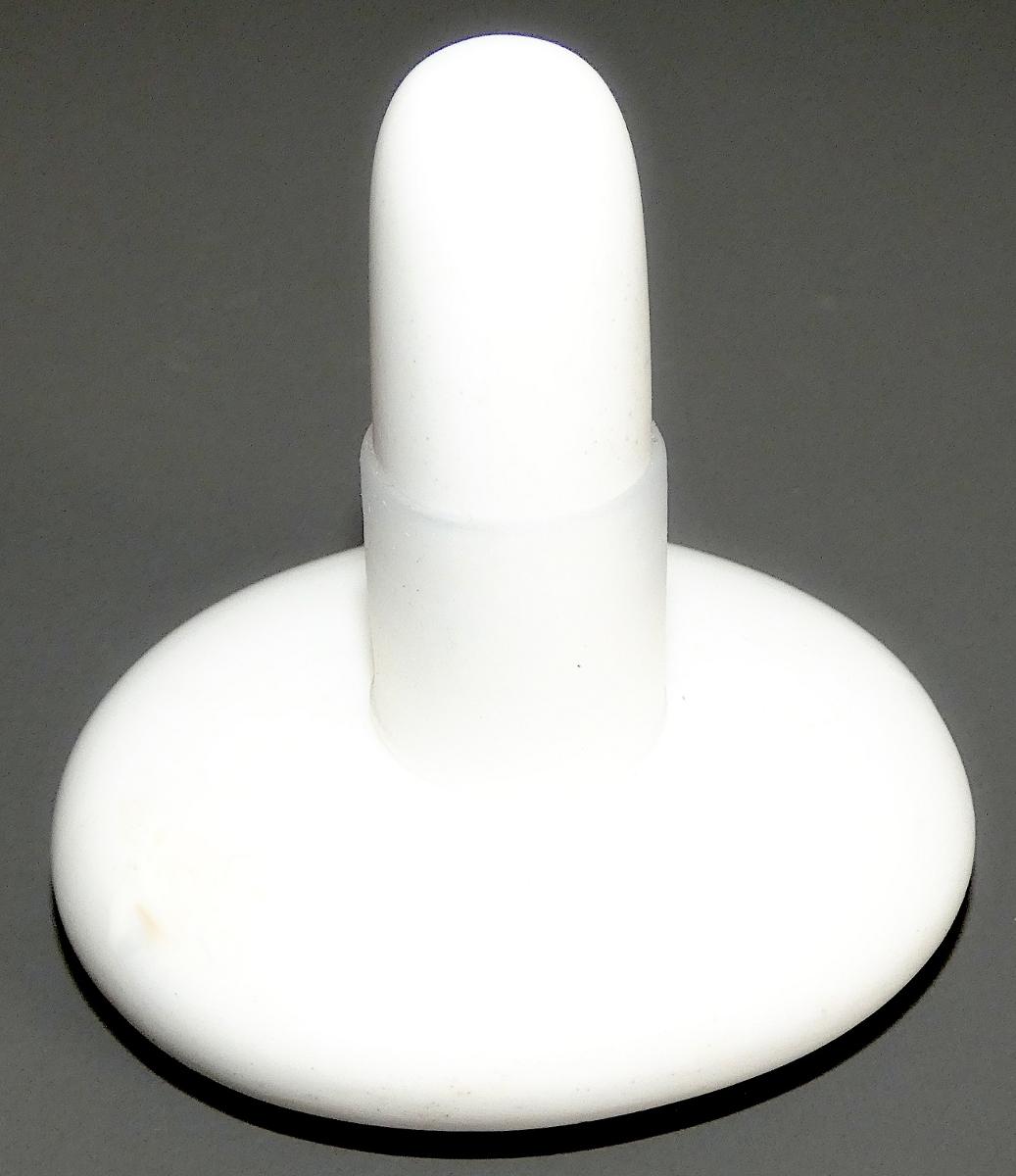 Haushaltsartikel aus Porzellan, Foto siehe Anlage,
- weißer, teilweise glasierter, pilzförmiger Stopfen,
- in den Abmessungen: ca. 5﻿,﻿7 cm (Durchmesser) x 5﻿,﻿6 cm (Höhe), 
- keramisches Erzeugnis, nach der Formgebung gebrannt, tonmineralhaltiges Material enthaltend,
- nach dem Ergebnis der wissenschaftlichen Untersuchung aus Porzellan,
- an der oberen Stumpfhälfte mit einer Ummantelung (Dichtung) aus augenscheinlich Silikon,
- soll als Verschluss von Flaschen dienen.

"Haushaltsartikel (Flaschenverschluss) aus Porzellan, Artikel für den Tisch- oder Küchengebrauch"
