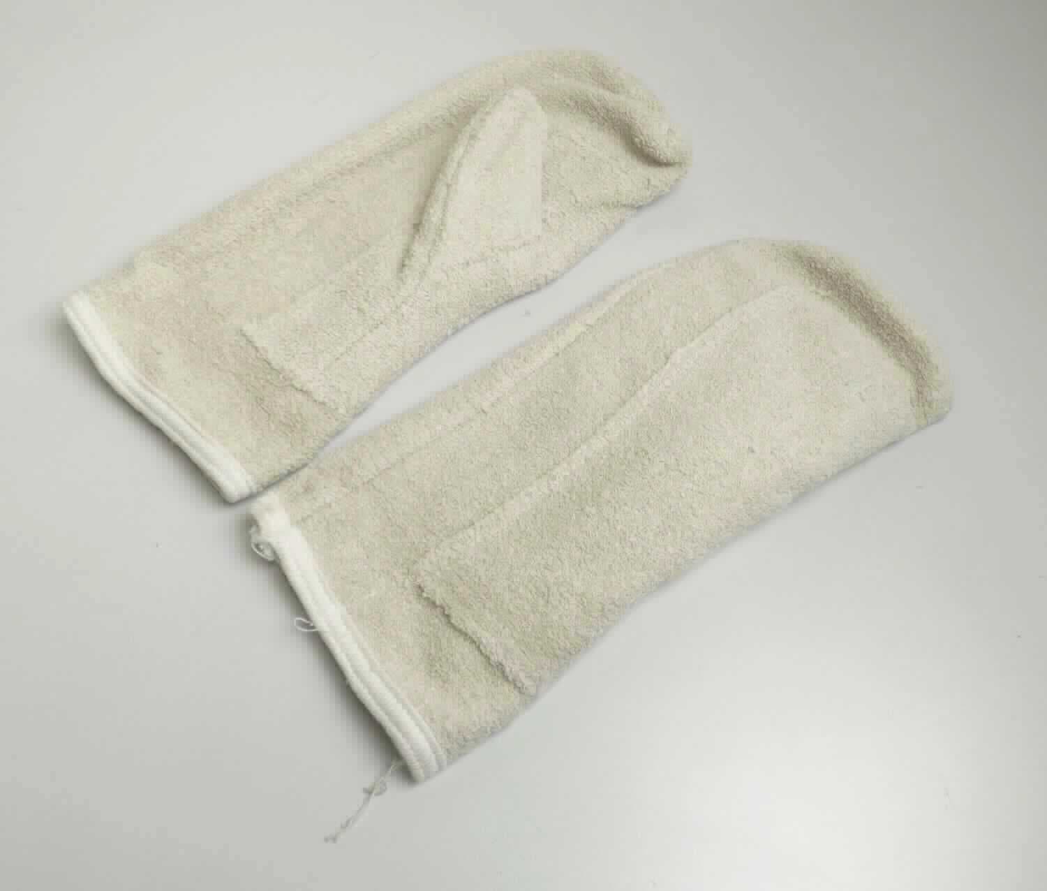 Handschuhe, sog. Backhandschuh, Fäustling, in Einheitsgröße, Foto siehe Anlage,
- in einem Polybeutel mit einem bedruckten Papiereinleger verpackt,
- in Form eines Fausthandschuhs mit ausgearbeitetem Daumen,
- aus ca. 2,8 mm dicken, einfarbigen Schlingengewirken aus laut Antrag 100 % Baumwolle,
- teilweise mit einem Besatz aus den o.g. Gewirken verstärkt,
- am unteren Rand mit einem Streifen aus Gewirke eingefasst,

"Fausthandschuhe, aus Gewirken, andere als in der Unterposition 6116 10 genannte, aus Baumwolle"