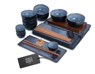 Warenzusammenstellung, bestehend aus Geschirr aus Porzellan (1 große Servierplatte,
2 kleine Servierplatten, 4 Teller, 4 Saucenschälchen, 4 Dipschalen, 4 Schalen mit
2 Untersetzern und 4 Ablagebänkchen für Essstäbchen) und 4 Paar Essstäbchen,
Foto siehe Anlage,
- in Aufmachung für den Einzelverkauf (gemeinsam in einem Karton verpackt),
- zur Befriedigung eines speziellen Bedarfs (Essen auf asiatische Art) zusammengestellt,
- Geschirr aus Porzellan (blau):
- - eine große, glasierte, rechteckige Servierplatte,
- - zwei kleine, glasierte, rechteckige Teller,
- - vier runde, glasierte Saucenschälchen,
- - vier runde, glasierte Dipschalen,
- - zwei glasierte Ablagebänkchen, 
- - - keramische Erzeugnisse, nach der Formgebung gebrannt, tonmineralhaltiges Material
      enthaltend,
- - -  lt. Antrag aus Porzellan,
- - 4 Schalen mit 2 Untersetzern (zusammengesetzten Waren, jeweils bestehend aus Geschirr
    aus Porzellan in Form von 2 Schalen und einer Holzware zur Verwendung bei Tisch in 
    Form eines Untersetzers),
- - - Geschirr aus Porzellan (charakterbestimmend):
- - - - in Form von zwei glasierten, runden Schalen,
- - - - keramische Erzeugnisse, nach der Formgebung gebrannt, tonmineralhaltiges Material
        enthaltend,
- - - - lt. Antrag aus Porzellan,
- - - Holzware zur Verwendung bei Tisch (Untersetzer):
- - - - in Form eines rechteckigen Untersetzers,
- - - - aus Holz,
- - - mit Vertiefungen, die annähernd passgenau zum Einstellen der Schalen gearbeitet sind,
- zwei Paar Essstäbchen:
- - aus Holz,
- das Geschirr aus Porzellan verleiht der Warenzusammenstellung nach der Menge und der
  Bedeutung in Bezug auf die Verwendung den wesentlichen Charakter.

"Geschirr aus Porzellan (Platten, Teller, Schälchen und Ablagebänke)"