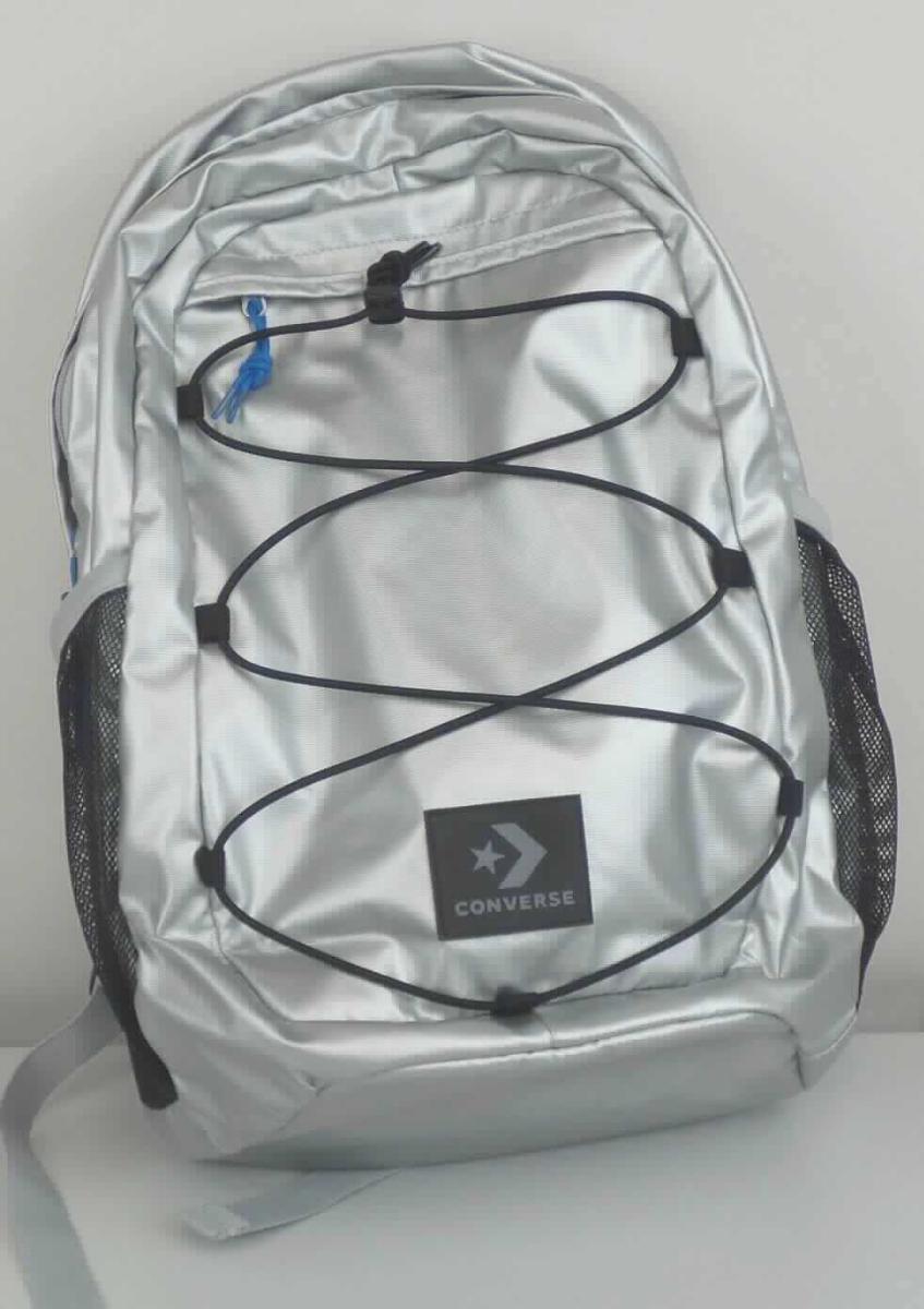 Rucksack, sog. Silver Moon Swap Out Backpack, Foto siehe Anlage,
- mit einer Außenseite überwiegend aus Kunststofffolien auf einer Unterlage aus Spinnstoffen,
- im Bereich der aufgesetzten Fächer an den Schmalseiten mit einer Außenseite aus Spinnstoffen,
- mit zwei längenverstellbaren Rückentragegurten, 
- an der Vorderseite mit einem aufgesetzten Fach mit Reißverschluss und einem verstellbaren elastischen Band zur 
  Befestigung von Gegenständen,
- mit einem Hauptfach:
- - mit einem entlang des oberen Randes bis zur Mitte der Seiten verlaufenden Reißverschluss,
- - an der Rückseite und am Boden gefüttert,
- - an der Rückseite mit einem weiteren Einsteckfach,
- in den Abmessungen: ca. 29 cm (Breite) x 20 cm (Tiefe) x 47cm (Höhe).

"Rucksack, mit Außenseite aus Kunststofffolien"