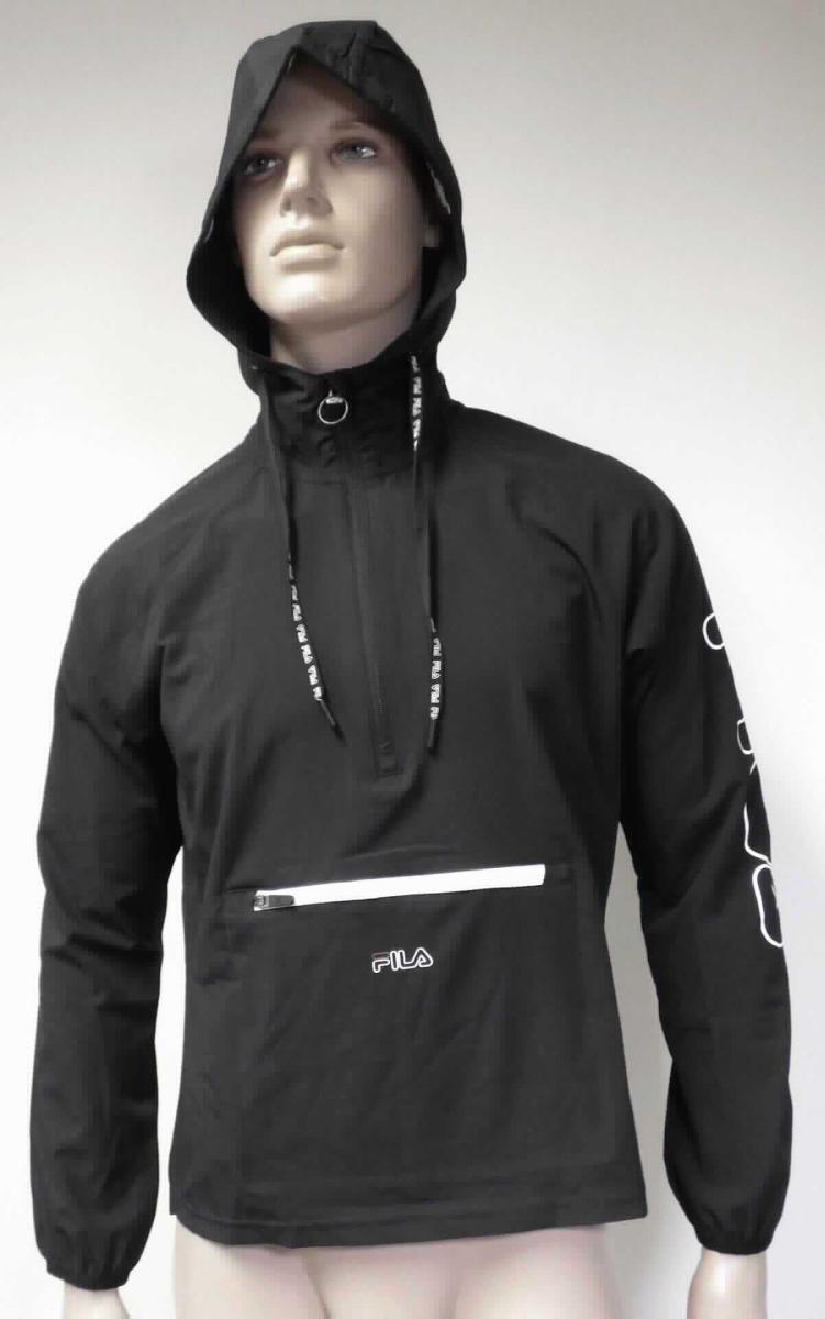 Oberteil, sog. UPL WMN ADDY Hoody black, Größe S, Foto siehe Anlage,
- aus ca. 0,3 mm dicken, einfarbigen Geweben aus laut Antrag synthetischen Chemiefasern,
- über die Taille reichend (Rückenlänge: ca. 69 cm),
- mit einer angesetzten, doppelt gearbeiteten Kapuze mit Tunnelzug, die vorn einen Stehkragen bildet,
- vorn mit einer nicht durchgehenden, ca. 31 cm langen Öffnung mit einem bis in die Kragenspitzen 
  reichenden Reißverschluss, am Kragenrand mit einer kurzen Überlappung von links über rechts 
  (Männerkleidung),
- mit langen Ärmeln, an den Ärmelenden elastisch verengt,
- vorn mit einer großen, aufgesetzten Tasche mit Reißverschluss unterhalb der Taille,
- an einem Ärmel mit einem großflächigen Aufdruck verziert,
- am unteren Rand durch Umschlagen und Festnähen gesäumt; ohne Verengung, damit kein Blouson,
- wird im Allgemeinen nicht über jeder anderen Kleidung und zum Schutz gegen das Wetter getragen, somit keine
  Kleidung der Position 6201,
- keine Arbeits- und Berufskleidung.

"Andere Kleidung, aus Geweben, für Männer, aus Chemiefasern, keine Arbeits- und Berufskleidung"