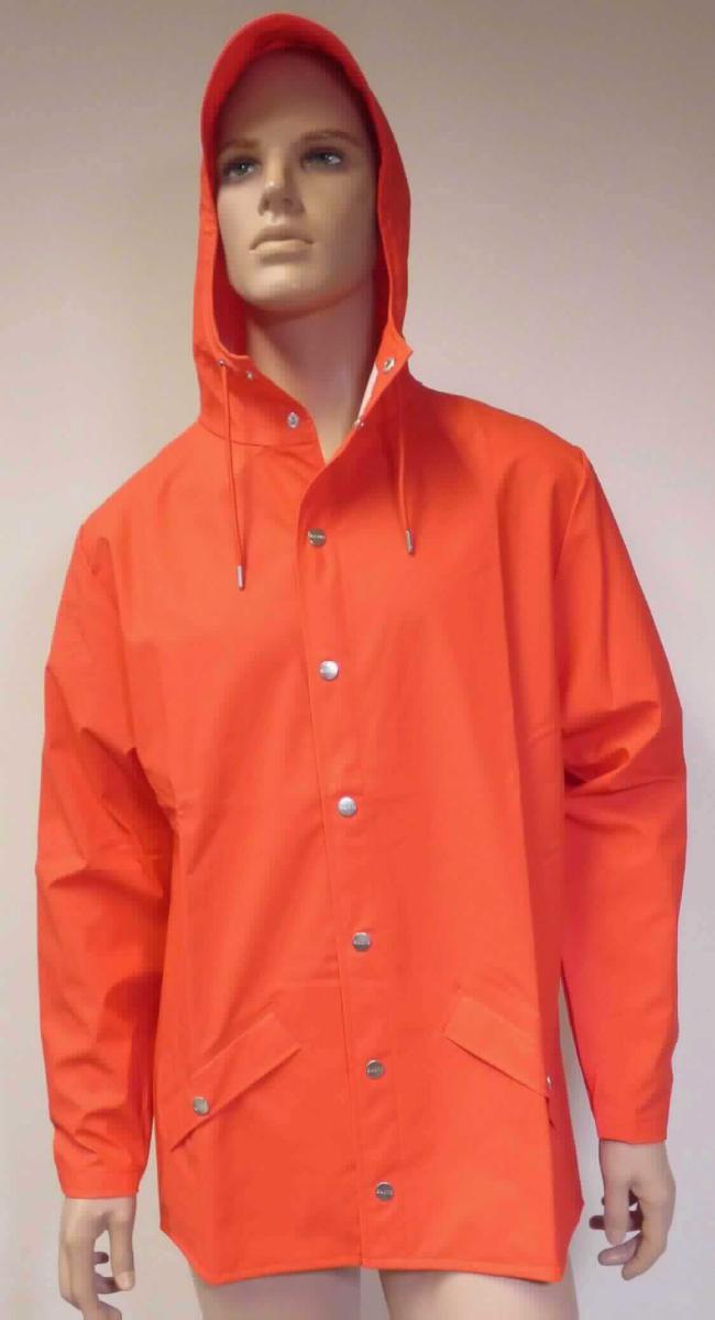 Anorakähnliche Kleidung, sog. Rains - Jacket, Größe S/M, Foto siehe Anlage,
- in einem Polybeutel verpackt,
- aus ca. 0,4 mm dicken, einfarbigen, einseitig (Außenseite) wahrnehmbar mit Kunststoff (laut Antrag Polyurethan;
  kein Zellkunststoff) überzogenen Gewirken der Position 5903 aus laut Antrag synthetischen Chemiefasern,
- über den Schritt reichend (Rückenlänge: etwa 81 cm), 
- mit einer Kapuze mit Tunnelzug,
- vorn mit einer durchgehenden Öffnung mit Druckknopfverschluss von links auf rechts,
- mit langen Ärmeln; an den Ärmelenden mit einem Druckknopf zu verengen,
- mit zwei aufgesetzten Taschen unterhalb der Taille,
- am unteren Rand durch Umschlagen und Festnähen gesäumt,
- aufgrund der verwendeten Flächenerzeugnisse keine Ware des Kapitels 62.

"Kleidung aus Gewirken der Position 5903"
