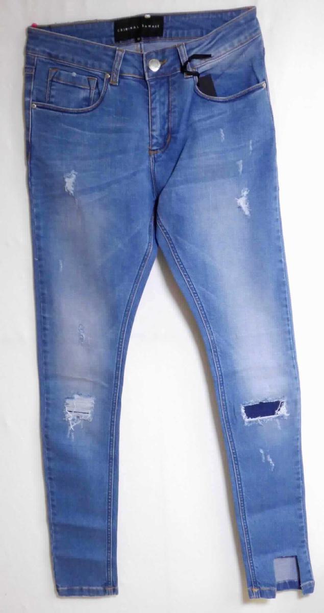 Lange Hose, sog. Criminal Damage - Skinny Jeans Shelby light blue, Größe 30, Foto siehe Anlage,
- in einem Polybeutel verpackt,
- aus ca. 0,8 mm dicken, buntgewebten, köperbindigen Denimgeweben aus laut Antrag 98 % Baumwolle
  und 2 % Elasthan (synthetische Chemiefasern),
- in der Taille abschließend; mit einem ca. 4,2 cm breiten, angesetzten Bund mit Gürtelschlaufen,
- vorn mit einer Öffnung mit Reißverschluss und Patte von links über rechts (Männerkleidung), die im Taillenbund 
  mit einem Knopf geschlossen wird,
- vorn mit zwei eingesetzten, offenen Taschen und einer aufgesetzten, offenen, kleinen Tasche sowie mit zwei 
  aufgesetzten, offenen Gesäßtaschen,
- vorn mit Löchern und von innen aufgeklebten Flicken aus Geweben versehen,
- mit knöchellangen Hosenbeinen,
- an den Beinabschlüssen durch Umschlagen und Festnähen gesäumt,
- keine Arbeits- und Berufskleidung.

"Lange Hose, aus Geweben, für Männer, aus Baumwolle, keine Arbeits- und Berufskleidung, aus Denim"