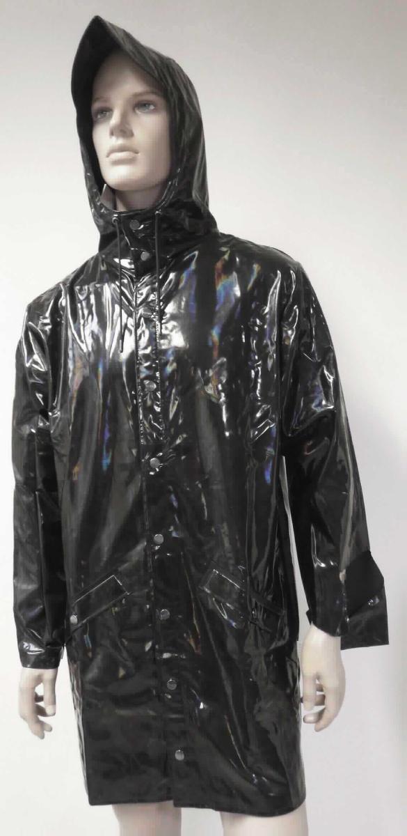 Mantel, sog. Rains - Holographic Long Jacket, Größe S/M, Foto siehe Anlage,
- in einem Polybeutel verpackt,
- aus ca. 0,4 mm dicken, einfarbigen, einseitig (Außenseite) wahrnehmbar mit Kunststoff (laut Antrag Polyurethan; 
  kein Zellkunststoff) überzogenen Gewirken der Position 5903 aus laut Antrag synthetischen Chemiefasern,
- über den halben Oberschenkel reichend (Rückenlänge: ca. 98 cm),
- mit einer Kapuze mit Tunnelzug,
- vorn mit einer durchgehenden Öffnung mit Druckknopfverschluss von links auf rechts,
- mit langen Ärmeln; an den Ärmelenden mit einem Druckknopf zu verengen,
- mit zwei aufgesetzten Taschen unterhalb der Taille,
- am unteren Rand durch Umschlagen und Festnähen gesäumt.

"Kleidung aus Gewirken der Position 5903"