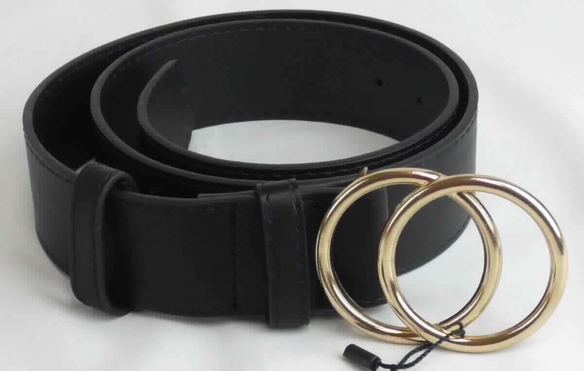 Gürtel, sog. Ring Buckle Belt black, Foto siehe Anlage,
- laut Untersuchungsergebnis aus einem mehrlagigen, ca. 3,1 mm dicken Flächenerzeugnis:
- - mit einer ca. 1,1 mm dicken Außenlage (Schauseite) aus einem gefärbten Gewirke, das auf der Außenseite mit
    geprägtem Zellkunststoff überzogen ist; das Gewirke ist dicht, geraut und dicker (ca. 2/3 der Gesamtdicke) als 
    der Zellkunststoff und dient damit nicht nur der Verstärkung (Meterware der Position 5903),
- - mit einer ca. 1,6 mm dicken Zwischenlage aus rekonstituiertem Leder,
- - mit einer ca. 0,4 mm dicken Innenlage aus mit einer Zellkunststofflage versehenem Vliesstoff der Position 5603,
- mit einem Gürtelverschluss (Dornschnalle) in Doppelringoptik aus unedlem Metall,
- mit einer Länge von ca. 94 cm und einer Breite von ca. 4 cm, 
- das rekonstituierte Leder bestimmt im Hinblick auf die Verwendung (Zugfestigkeit) und den Umfang (Dicke) den
  Charakter der zusammengesetzten Ware, 
- ohne Hinweise auf Handarbeit.

"Bekleidungszubehör (Gürtel), aus rekonstituiertem Leder, nicht handgearbeitet"