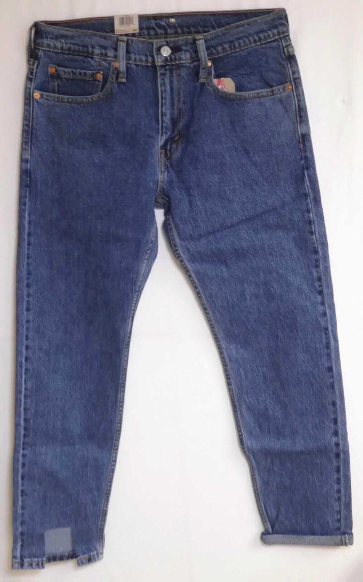 Lange Hose, sog. Levis - 502, Taper Hi-Ball blue comet base, Größe 32, Foto siehe Anlage,
- in einem Polybeutel verpackt,
- aus ca. 1 mm dicken, buntgewebten, köperbindigen Denimgeweben aus laut Antrag 75 % Baumwolle, 
  24 % Lyocell (künstliche Chemiefasern) und 1 % Elasthan (synthetische Chemiefasern),
- in der Taille abschließend; mit einem ca. 4 cm breiten, angesetzten Bund mit Gürtelschlaufen,
- vorn mit einer Öffnung mit Reißverschluss und Patte von links über rechts (Männerkleidung), die im Taillenbund 
  mit einem Knopf geschlossen wird,
- vorn mit zwei eingesetzten, offenen Taschen und einer aufgesetzten, offenen, kleinen Tasche sowie mit zwei 
  aufgesetzten, offenen Gesäßtaschen,
- mit knöchellangen Hosenbeinen,
- an den Beinabschlüssen durch Umschlagen und Festnähen gesäumt,
- keine Arbeits- und Berufskleidung.

"Lange Hose, aus Geweben, für Männer, aus Baumwolle, keine Arbeits- und Berufskleidung, aus Denim"