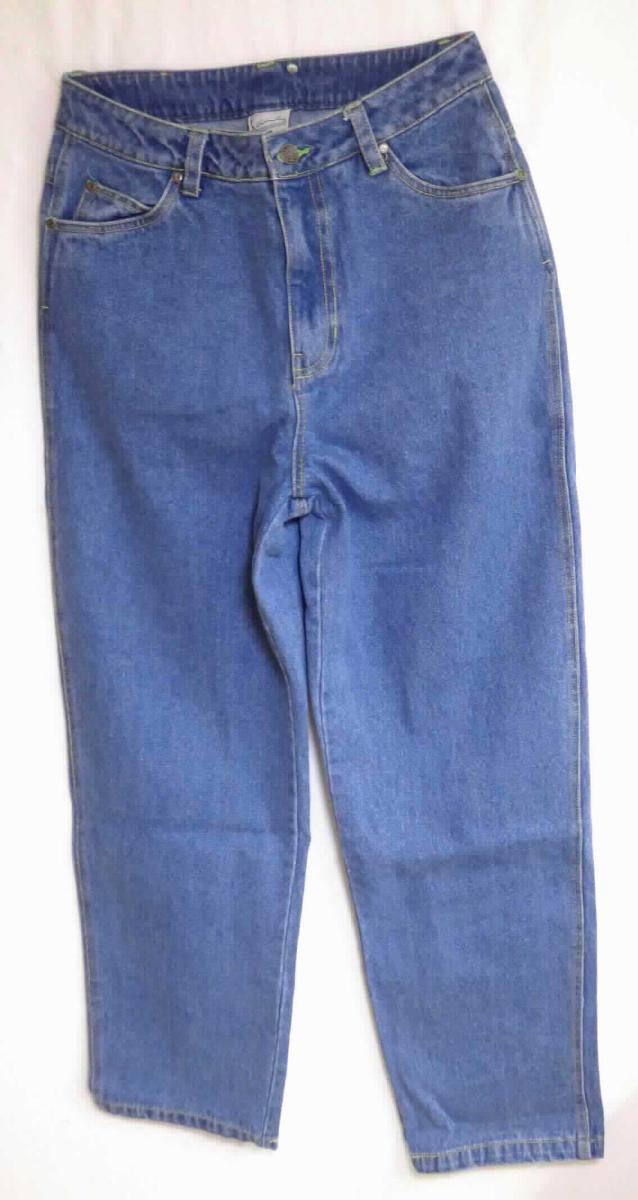 Lange Hose, sog. KK Denim Baggy blue, Größe M, Foto siehe Anlage,
- in einem Polybeutel verpackt,
- aus ca. 1,1 mm dicken, buntgewebten, köperbindigen Geweben aus laut Antrag 100 % Baumwolle, 
- in der Taille abschließend; mit einem durchgehenden, ca. 4 cm breiten, angesetzten Bund mit Gürtelschlaufen,
- vorn mit einer Öffnung mit Reißverschluss und Patte von links über rechts (Männerkleidung), die im Taillenbund 
  mit einem Knopf geschlossen wird,
- vorn mit zwei eingesetzten, offenen Taschen und einer aufgesetzten, kleinen Tasche sowie mit zwei 
  aufgesetzten, offenen Gesäßtaschen,
- im hinteren Bereich des rechten Beines mit zwei Seitentaschen auf der Höhe des Oberschenkels,
- auf der rechten Gesäßtasche mit einem aufgestickten Emblem versehen,
- mit einem ca. 2,5 cm breiten Band, das an der seitlichen Naht und am unteren Ende der linken Gesäßtasche 
  befestigt ist,
- mit knöchellangen Hosenbeinen,
- an den Beinabschlüssen durch Umschlagen und Festnähen gesäumt,
- keine Arbeits- und Berufskleidung.

"Lange Hose, aus Geweben, für Männer, aus Baumwolle, keine Arbeits- und Berufskleidung, aus Denim"