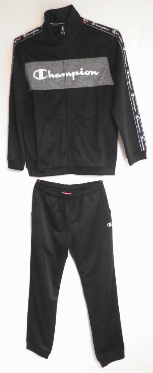 Trainingsanzug, Junior Tracksuit Full Zip, Kindergröße L, Foto siehe Anlage,
- bestehend aus einem Oberteil und einer langen Hose,
- u. a. keine Kombination im Sinne der Anmerkung 3 b) zu Kap 61, weil die Kleidungsstücke nicht aus ein und 
  demselben Flächenerzeugnis hergestellt sind,
- erkennbar dazu bestimmt, ausschließlich oder im Wesentlichen bei der Ausübung eines Sports getragen
  zu werden,
- ungefüttert,
- Oberteil:
-- aus ca. 0,8 mm dicken, einfarbigen, auf der Innenseite gerauten Gewirken, im Brustbereich mit einem 
   eingesetzten, ca. 11 cm breiten Streifen aus ca. 0,6 mm dicken, buntgewirkten Gewirken (melierte Garne); 
   beide aus laut Antrag 100 % Polyester (synthetische Chemiefasern),
-- über den Schritt reichend (Rückenlänge: 63 cm),
-- mit einem Stehkragen,
-- vorn mit einer durchgehenden Öffnung, mit einem bis in die Kragenspitzen reichenden Reißverschluss,
-- mit langen Ärmeln, mit doppelt gearbeiteten, verengenden, gerippten Bündchen,
-- mit zwei aufgesetzten Taschen mit Reißverschluss unterhalb der Taille,
-- im Schulterbereich und an den Ärmeln mit aufgenähten Bändern aus buntgewebten Geweben ausgestattet,
-- im Brustbereich mit einem großen, aufgedruckten Schriftzug versehen, 
-- am unteren Rand mit einem ca. 3,8 cm breiten, doppelt gearbeiteten, gerippten, nicht verengenden Bund, 
- lange Hose: 
-- aus den o. g. gerauten Gewirken,
-- in der Taille abschließend; mit einem ca. 3,5 cm breiten Taillenbund, mit einem Tunnelzug im Taillenbund,
-- ohne Öffnung und ohne Verschluss,
-- vorn mit zwei eingesetzten Taschen,   
-- vorn links mit dem Anfangsbuchstaben des o. g. Schriftzuges bedruckt,
-- mit knöchellangen Hosenbeinen mit ca. 4,8 cm breiten, doppelt gearbeiteten, gerippten verengenden Bündchen.

"Trainingsanzug, aus Gewirken, aus synthetischen Chemiefasern"