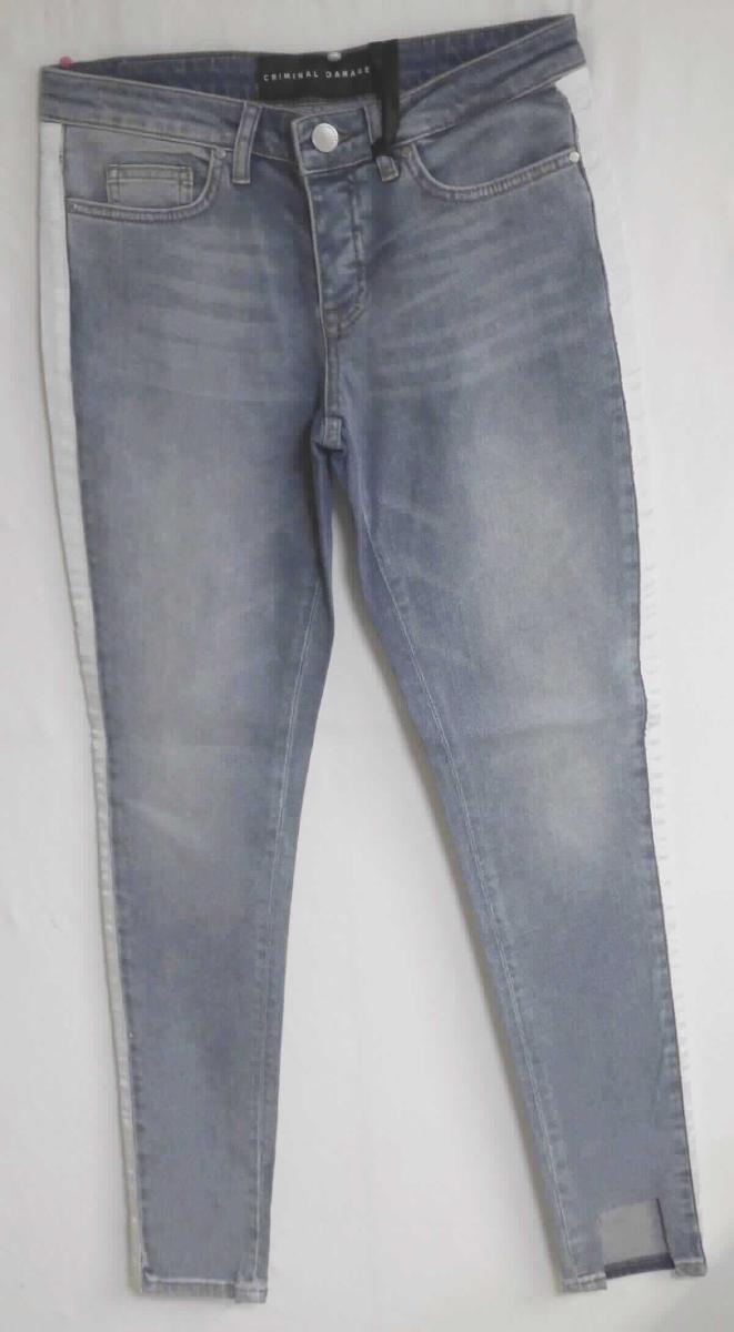Lange Hose, sog. Criminal Damage - Jeans Tape blue/ ecru, Größe 28, Foto siehe Anlage,
- in einem Polybeutel verpackt,
- aus ca. 0,8 mm dicken, buntgewebten, köperbindigen Denimgeweben aus laut Antrag 98 % Baumwolle
  und 2 % Elasthan (synthetische Chemiefasern),
- in der Taille abschließend; mit einem ca. 3,5 cm breiten, angesetzten Bund mit Gürtelschlaufen,
- vorn mit einer Öffnung mit Reißverschluss und Patte von links über rechts (Männerkleidung), die im Taillenbund 
  mit einem Knopf geschlossen wird,
- vorn mit zwei eingesetzten, offenen Taschen und einer aufgesetzten, offenen, kleinen Tasche sowie mit zwei 
  aufgesetzten, offenen Gesäßtaschen,
- an einer Seite mit einem aufgenähten, einfarbigen, ca. 3 cm breiten Streifen aus einfarbigen Geweben 
  versehen,
- mit knöchellangen Hosenbeinen,
- an den Beinabschlüssen durch Umschlagen und Festnähen gesäumt,
- keine Arbeits- und Berufskleidung.

"Lange Hose, aus Geweben, für Männer, aus Baumwolle, keine Arbeits- und Berufskleidung, aus Denim"