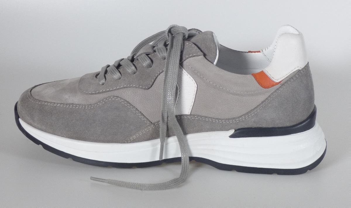 Halbschuhe (lt. Antrag: "Straßenschuhe für Männer", Größe 44, Foto siehe Anlage)
- mit Laufsohlen aus (lt. Antrag) Kunststoff; ohne Hauptsohle aus Holz,
- mit Oberteil (geschlossenes Blatt) aus Leder,
- auf das Oberteil sind Verstärkungsteile aus Leder aufgesetzt,
- mit Schnürsenkelverschluss,
- ohne Metallschutz in der Vorderkappe,
- nicht den Knöchel bedeckend,
- mit einer Länge der Innensohle von ca. 28,7 cm,
- als Männerschuhe erkennbar.

"Schuhe mit Laufsohlen aus Kunststoff und Oberteil aus Leder, andere als 
 in den Unterpositionen 6403 1200 bis 6403 9991 genannte, für Männer"