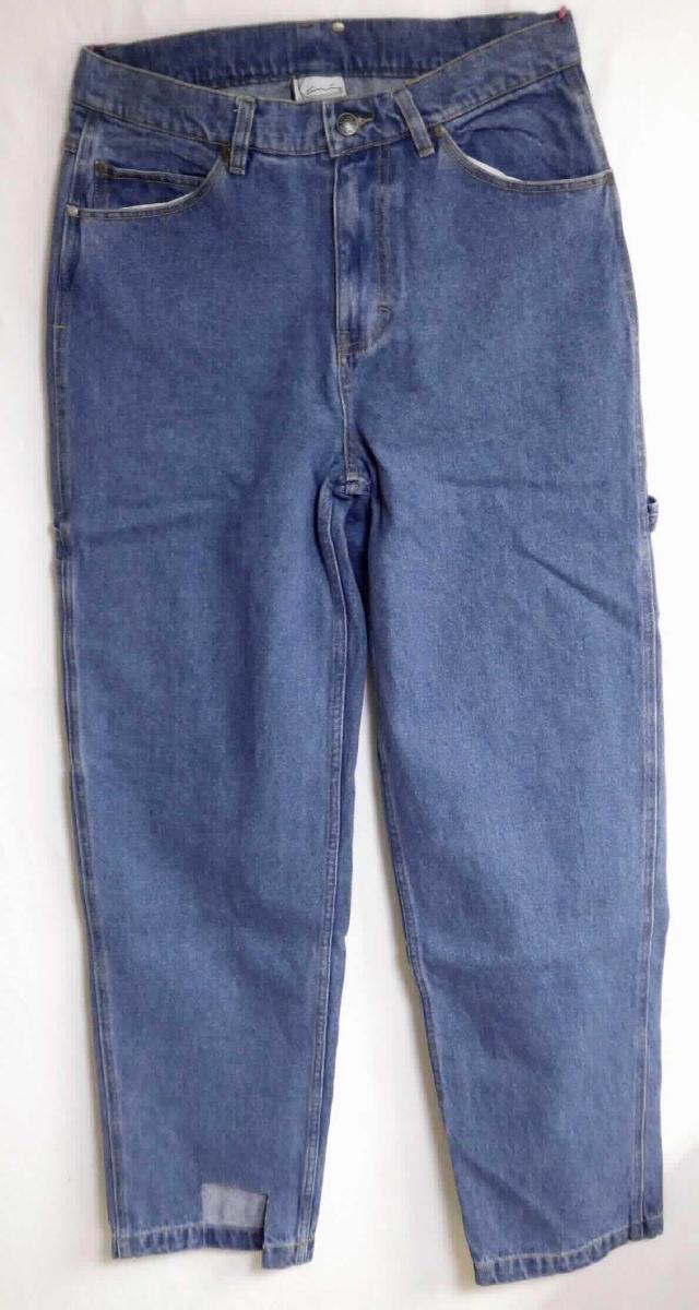 Lange Hose, sog. KK Denim Baggy blue, Größe S, Foto siehe Anlage,
- in einem Polybeutel verpackt,
- aus ca. 1 mm dicken, buntgewebten, köperbindigen Geweben aus laut Antrag 100 % Baumwolle, 
- in der Taille abschließend; mit einem durchgehenden, ca. 4 cm breiten, angesetzten Bund mit Gürtelschlaufen,
- vorn mit einer Öffnung mit Reißverschluss und Patte von links über rechts (Männerkleidung), die im Taillenbund 
  mit einem Knopf geschlossen wird,
- vorn mit zwei eingesetzten, offenen Taschen und einer aufgesetzten, kleinen Tasche sowie mit zwei 
  aufgesetzten, offenen Gesäßtaschen,
- auf der rechten Gesäßtasche mit einem aufgestickten Emblem versehen,
- mit knöchellangen Hosenbeinen,
- an den Beinabschlüssen durch Umschlagen und Festnähen gesäumt,
- keine Arbeits- und Berufskleidung.

"Lange Hose, aus Geweben, für Männer, aus Baumwolle, keine Arbeits- und Berufskleidung, aus Denim"